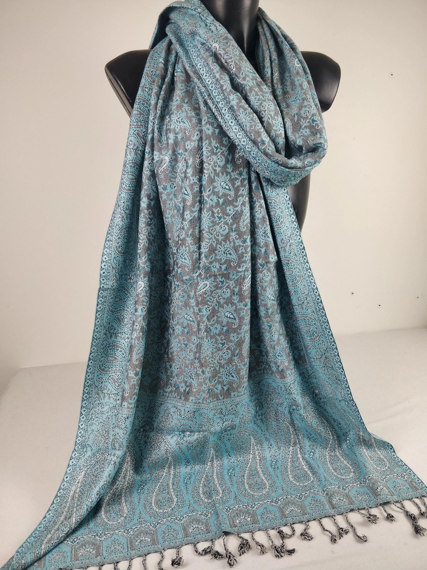 Pashmina Kheril réversible en viscose. Echarpe motifs paisley bleu.