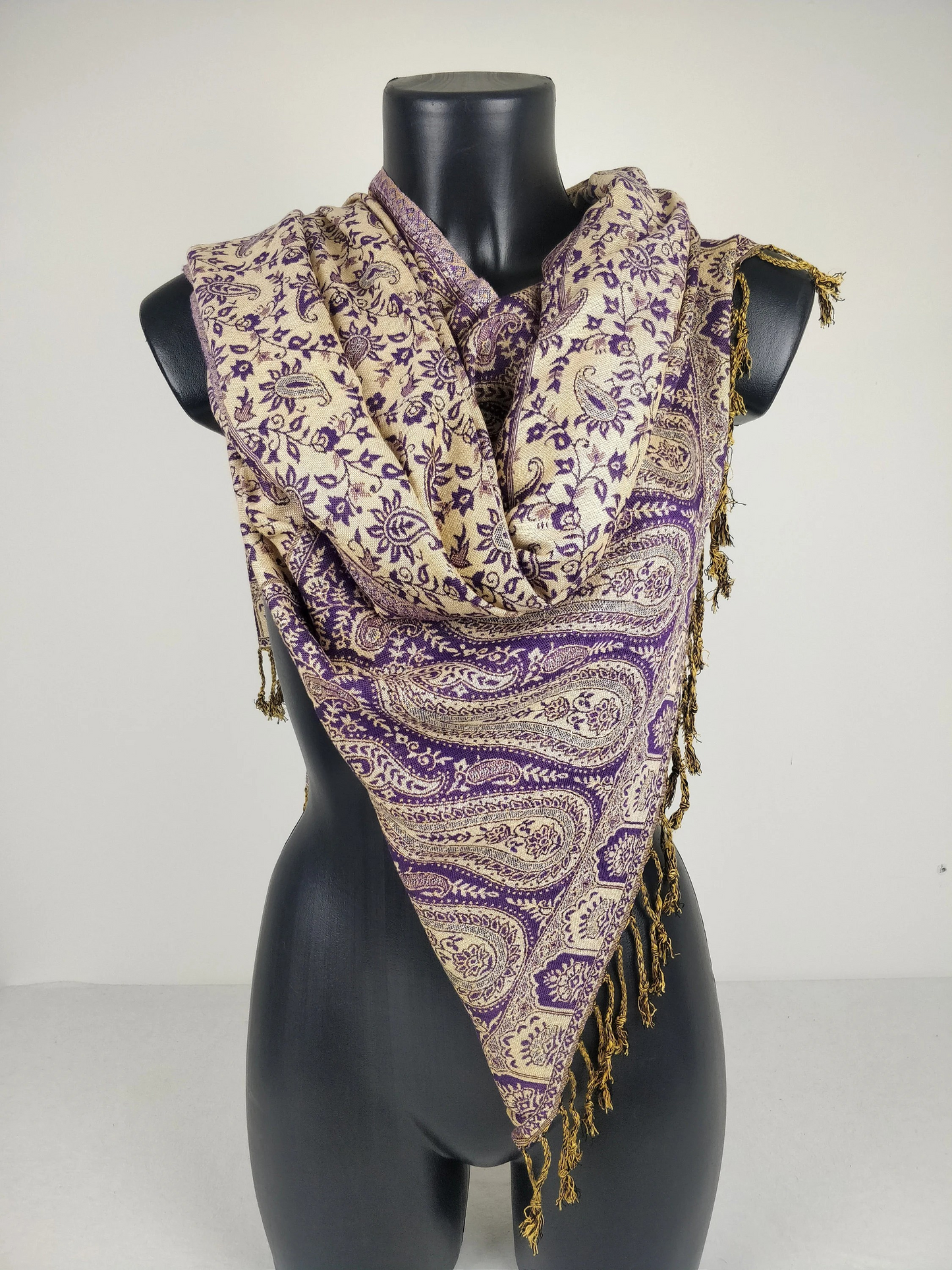 Sankya Wende-Pashmina aus Viskose. Schal mit grünen Paisleymustern.