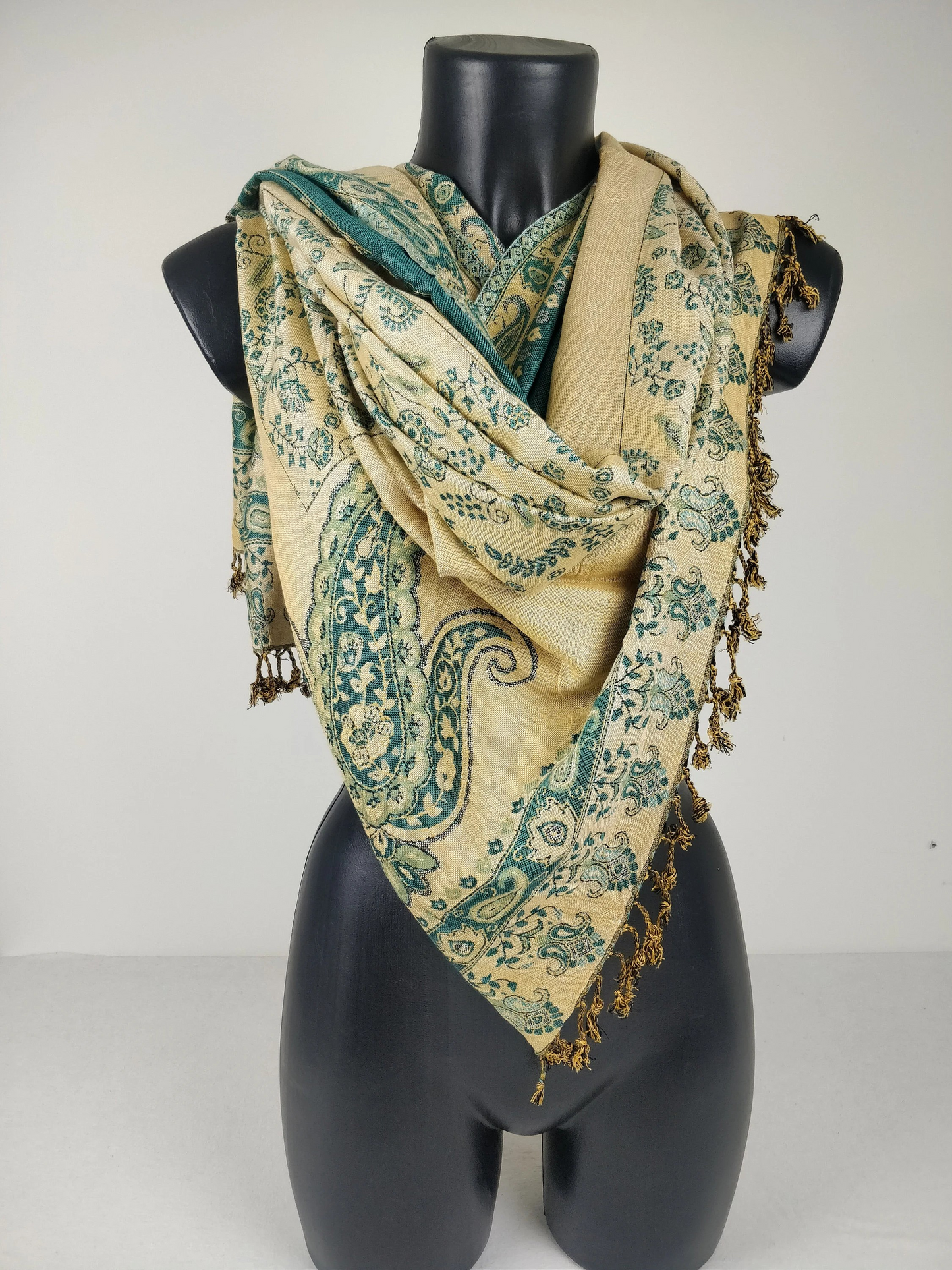 Wendbarer Pashmina Riyan aus Viskose. Blaues und cremefarbenes Paisley-Muster.