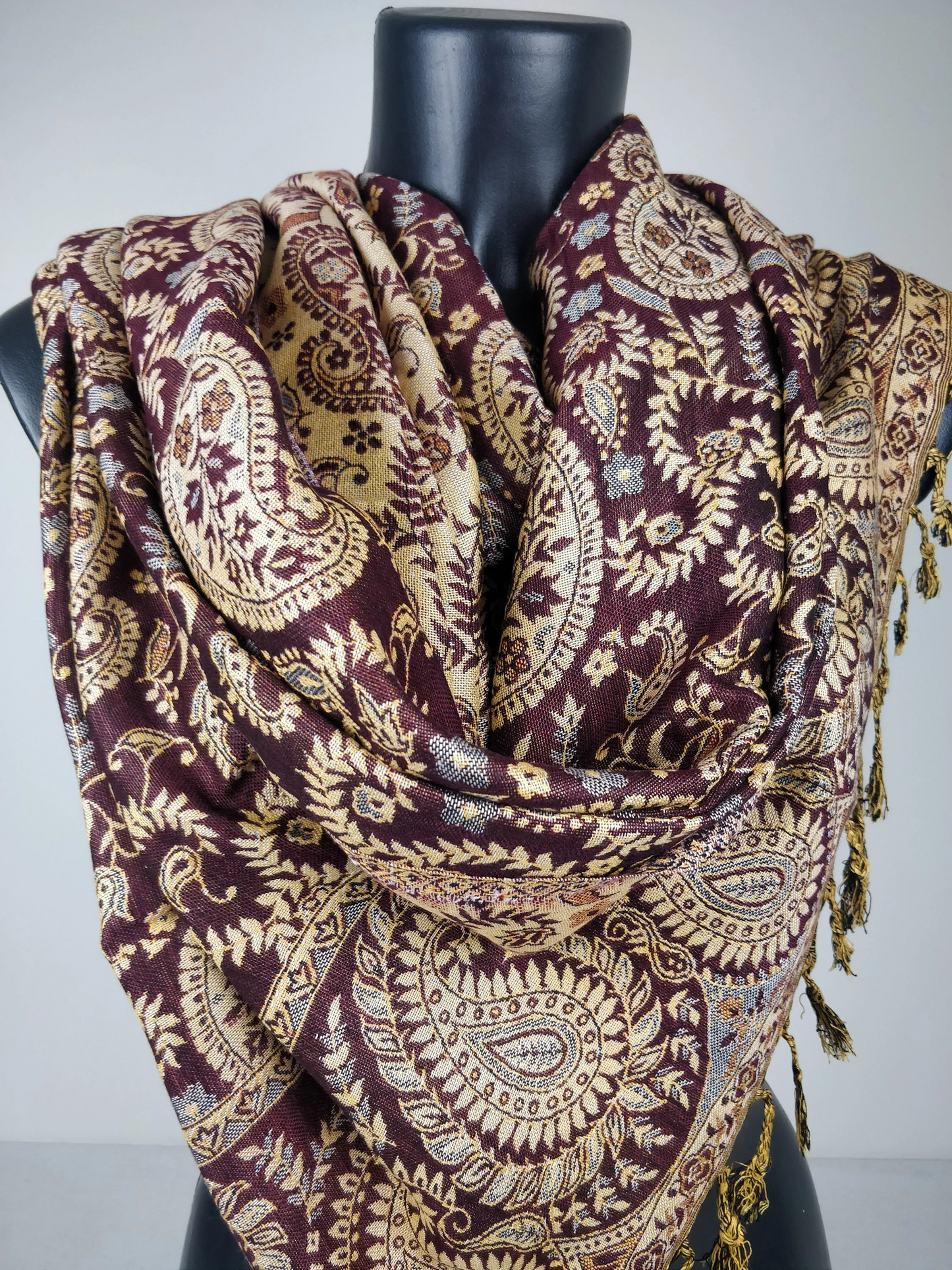 Wendbarer Asoha-Pashmina aus Viskose. Schal mit schwarzem Paisleymuster.