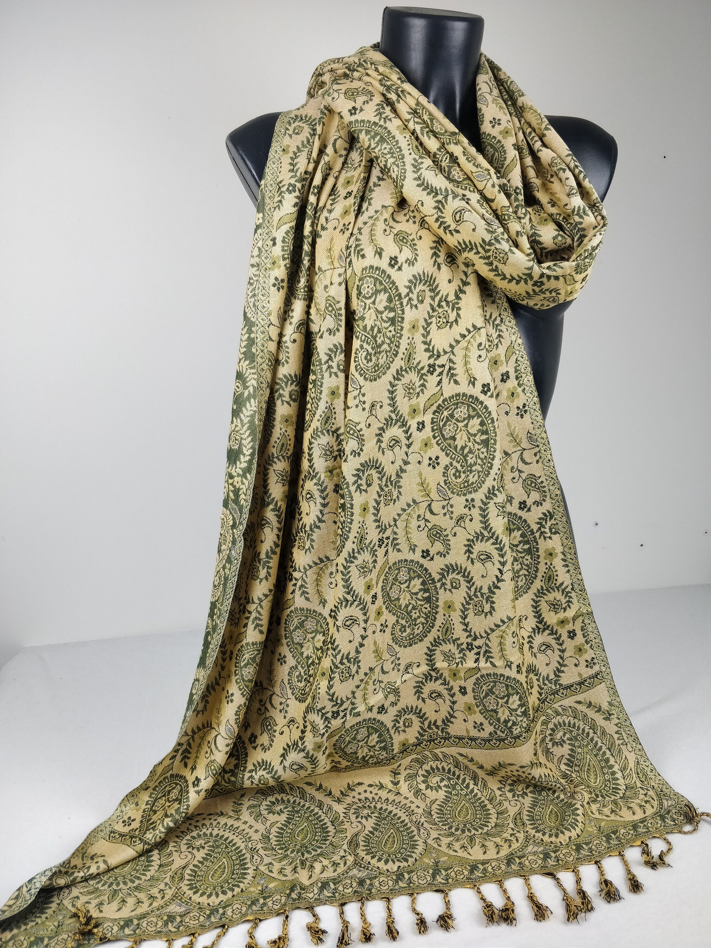 Pashmina Asoha réversible en viscose. Echarpe motif paisley vert et blanc.