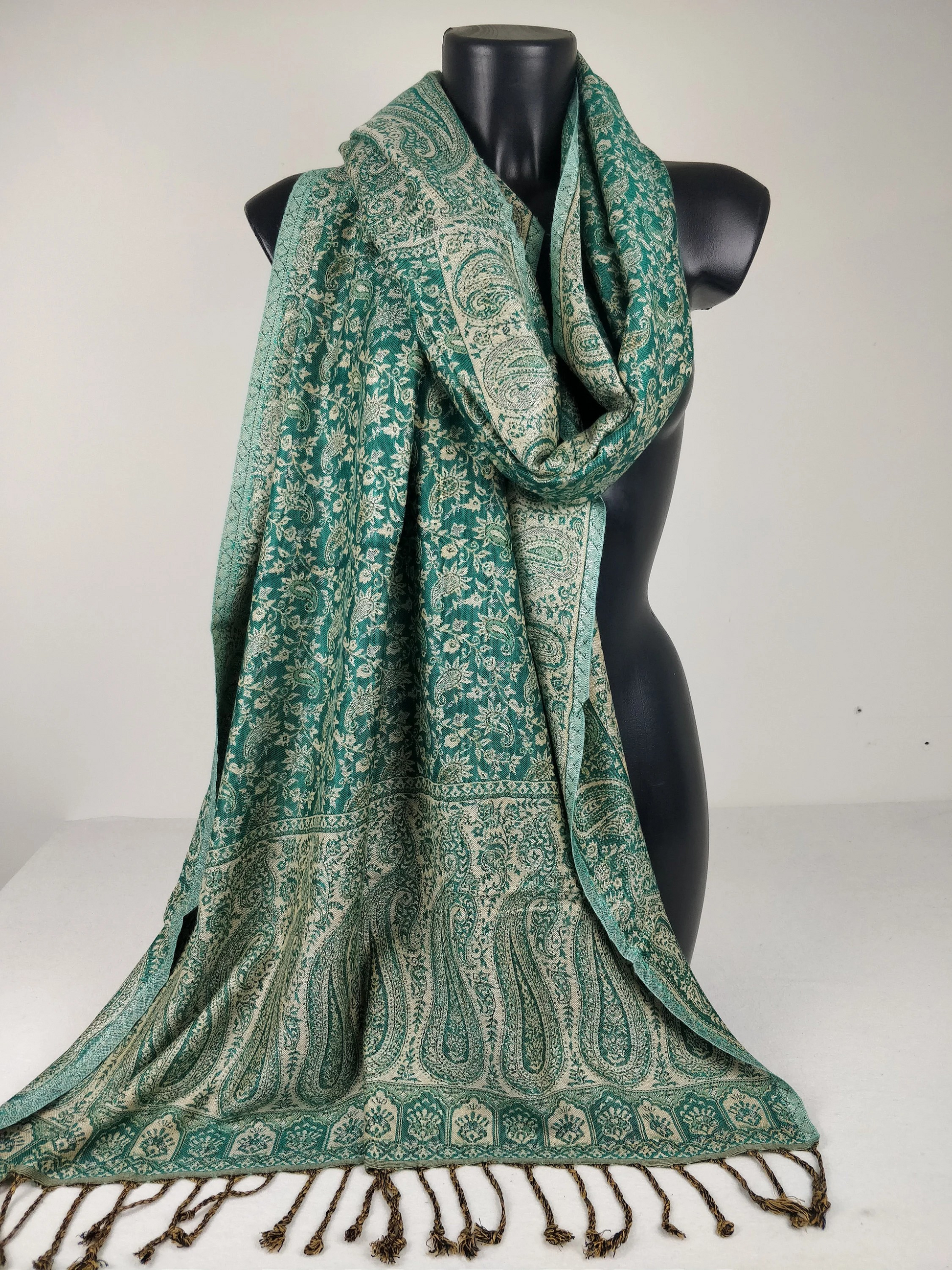 Belle écharpe pashmina réversible Sankya en viscose. Motif cachemire vert et blanc.