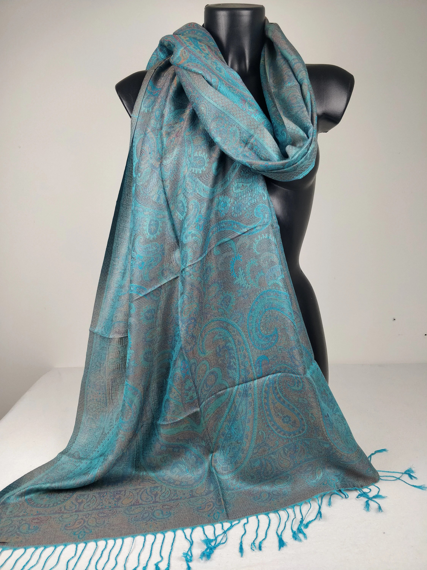 Pashmina Mangal réversible en modal / soie. Echarpe aux motifs paisley bleu turquois.