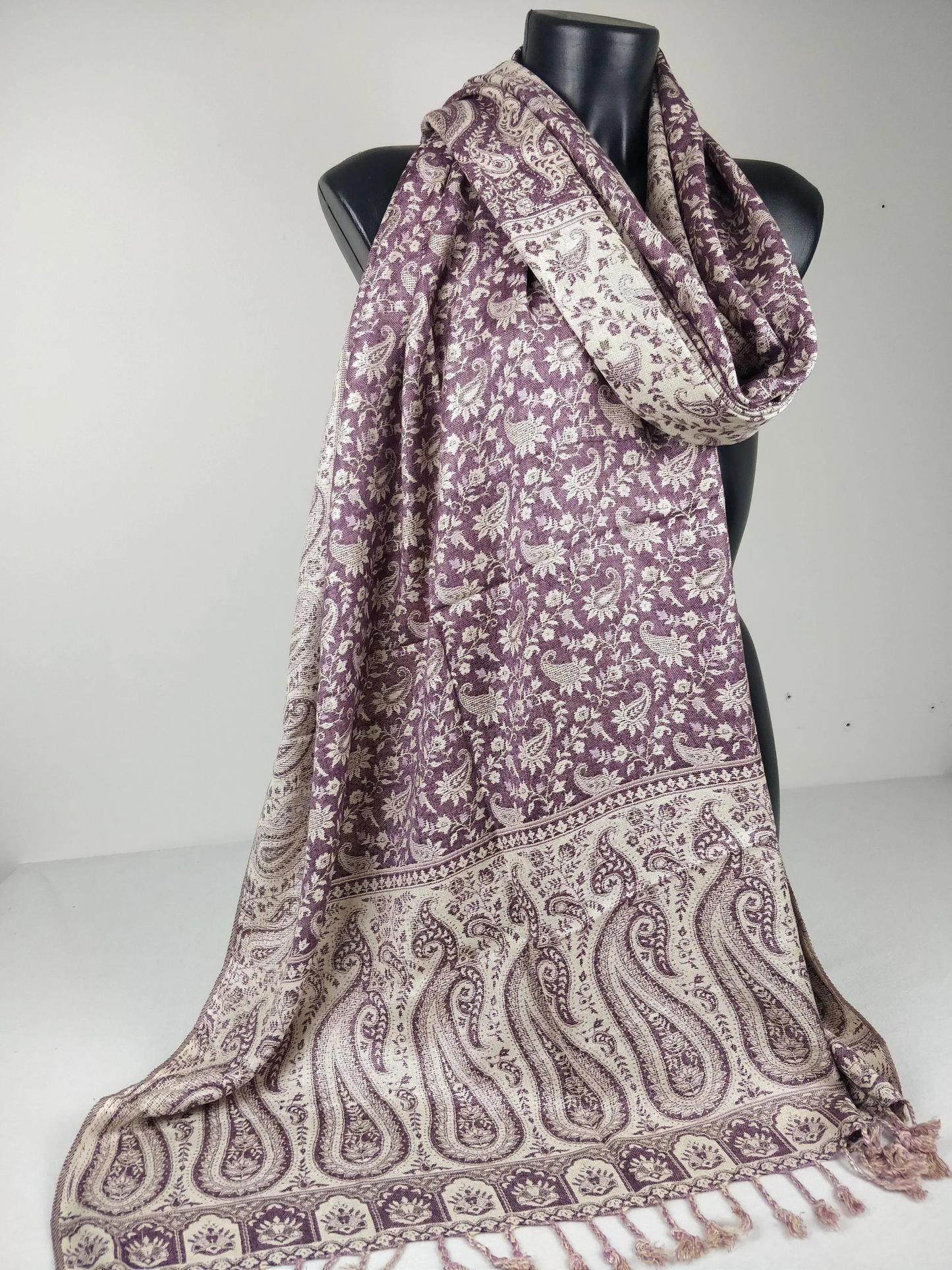 Pashmina réversible Sankya en viscose. Echarpe motif paisley violet.