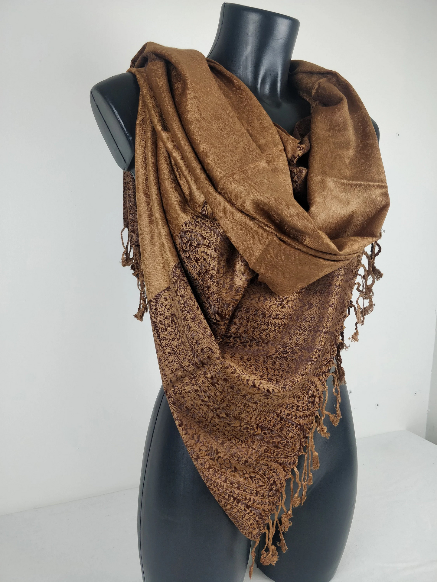 Brauner Vaisana-Pashmina aus Viskose. Zweifarbig mit Paisleymuster.