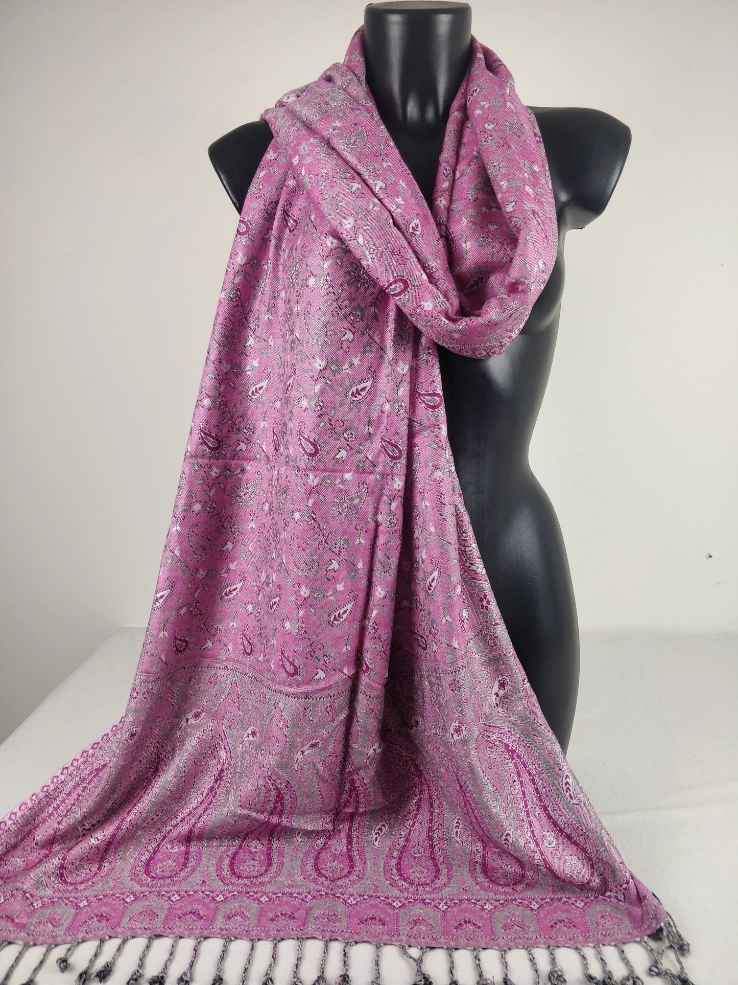 Pashmina Kheril réversible en viscose. Echarpe motifs paisley rose.