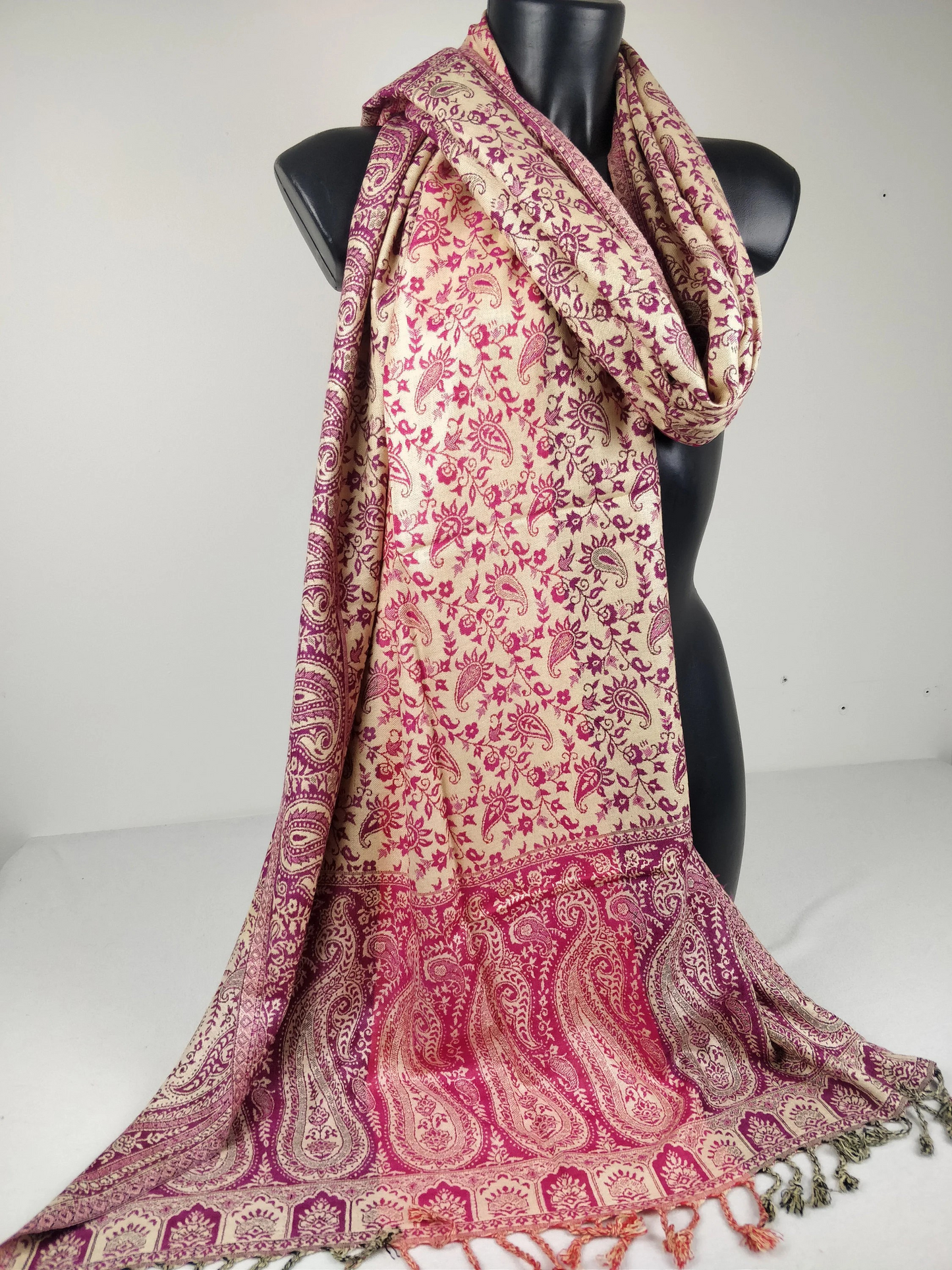 Mehrfarbiger Sankya Wende-Pashmina aus Viskose. Rosa und lila Paisley-Muster.