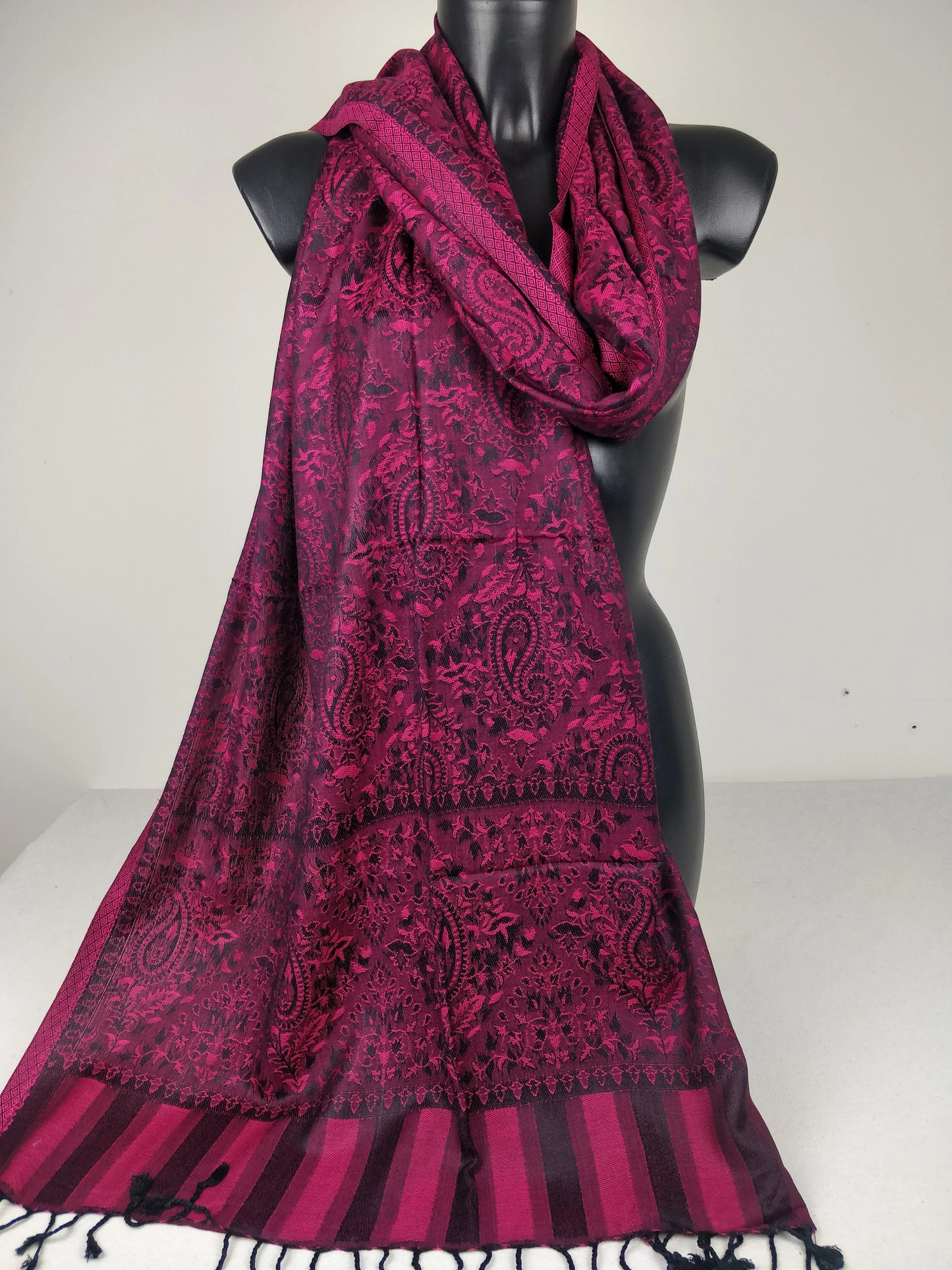 Pashmina Mangal réversible en modal / soie. Motif paisley fuchsia et noir.