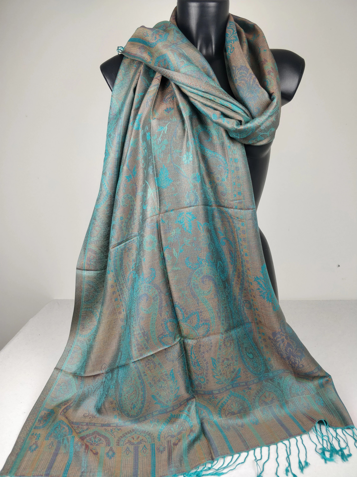 Pashmina Mangal réversible en modal / soie. Echarpe motif paisley turquois.