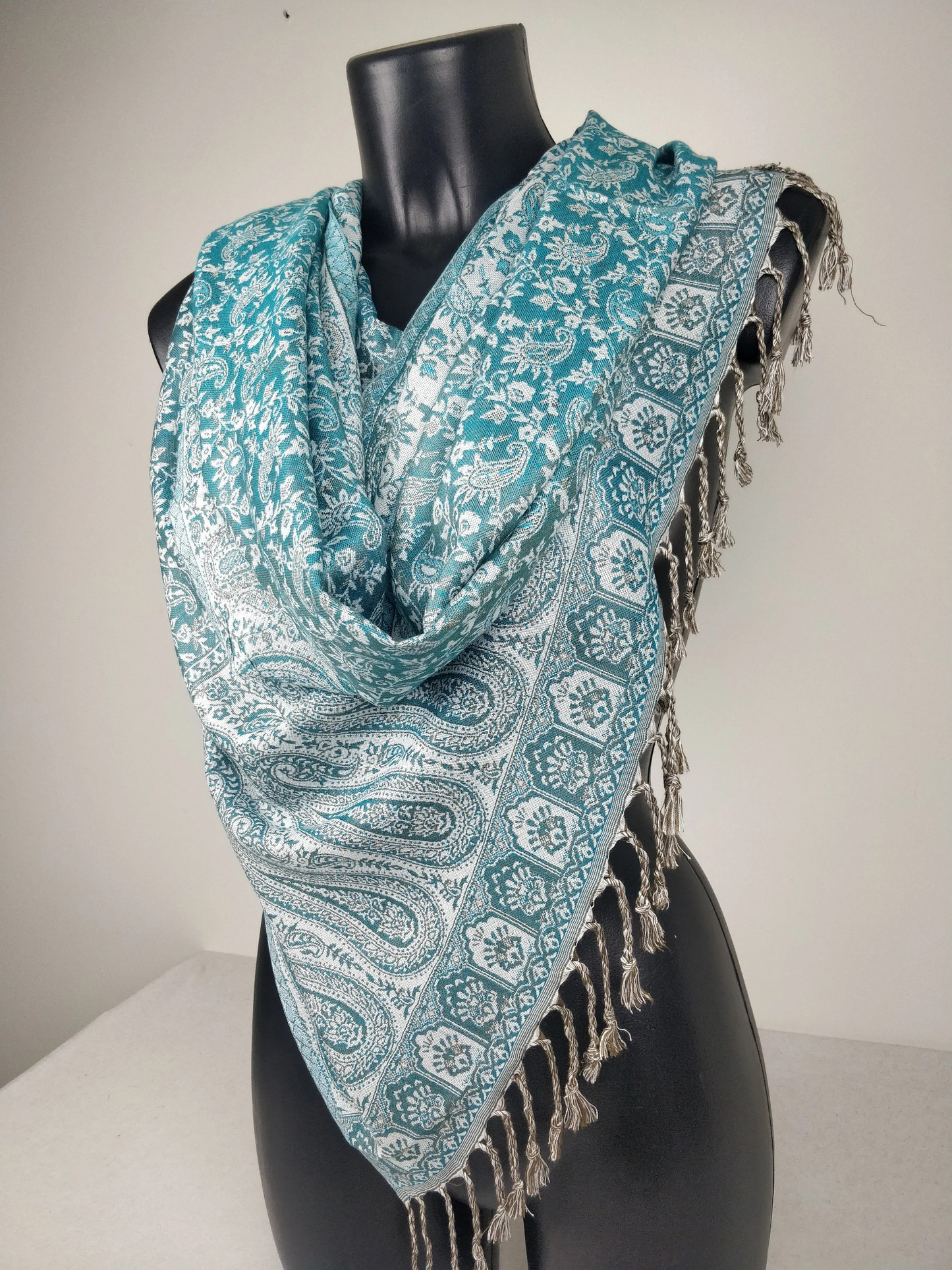 Pashmina réversible Sankya en viscose. Echarpe motif paisley bleue et blanc.