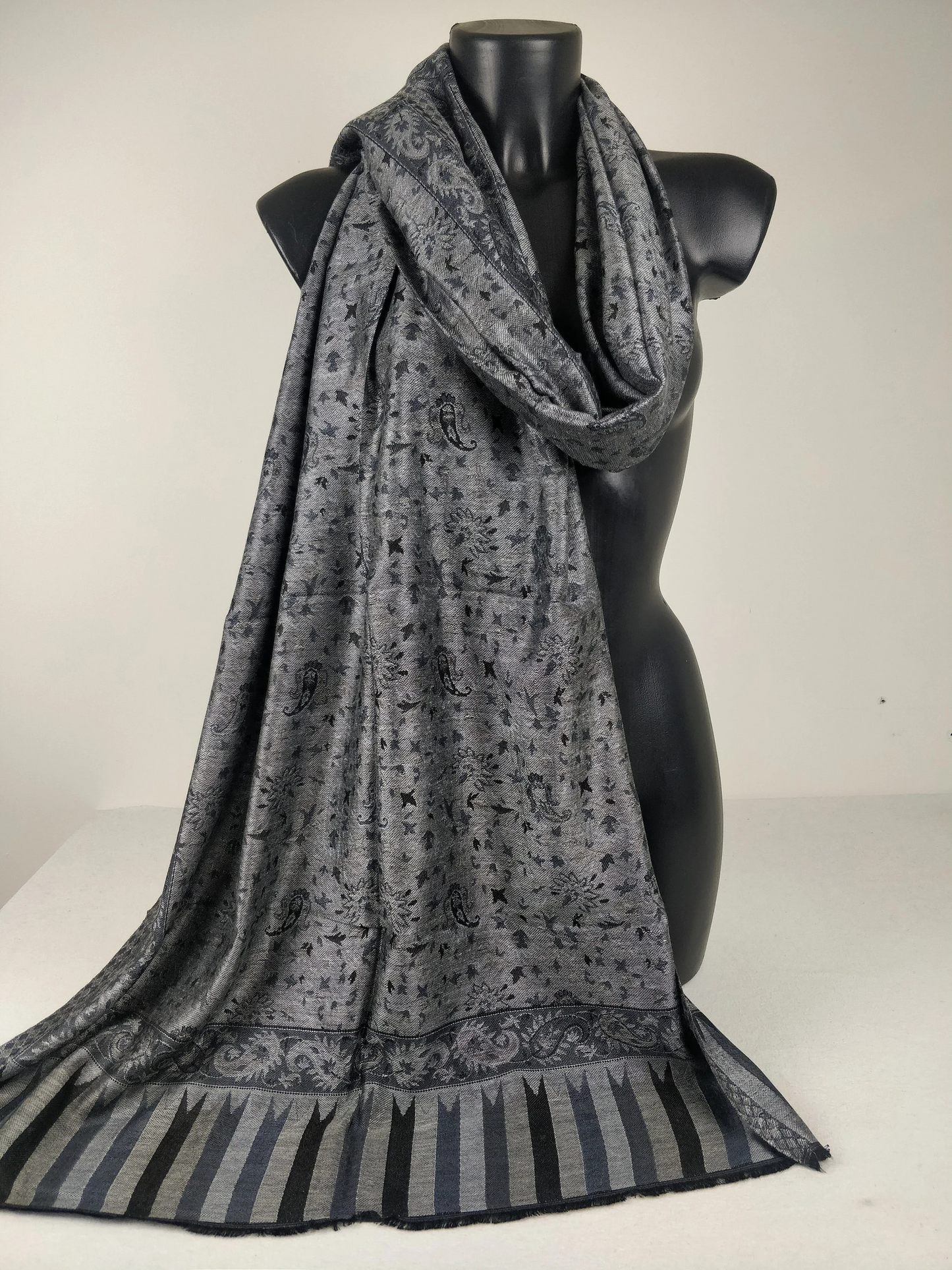 Pashmina Anjana réversible en modal. Echarpe motif paisley noir et gris.