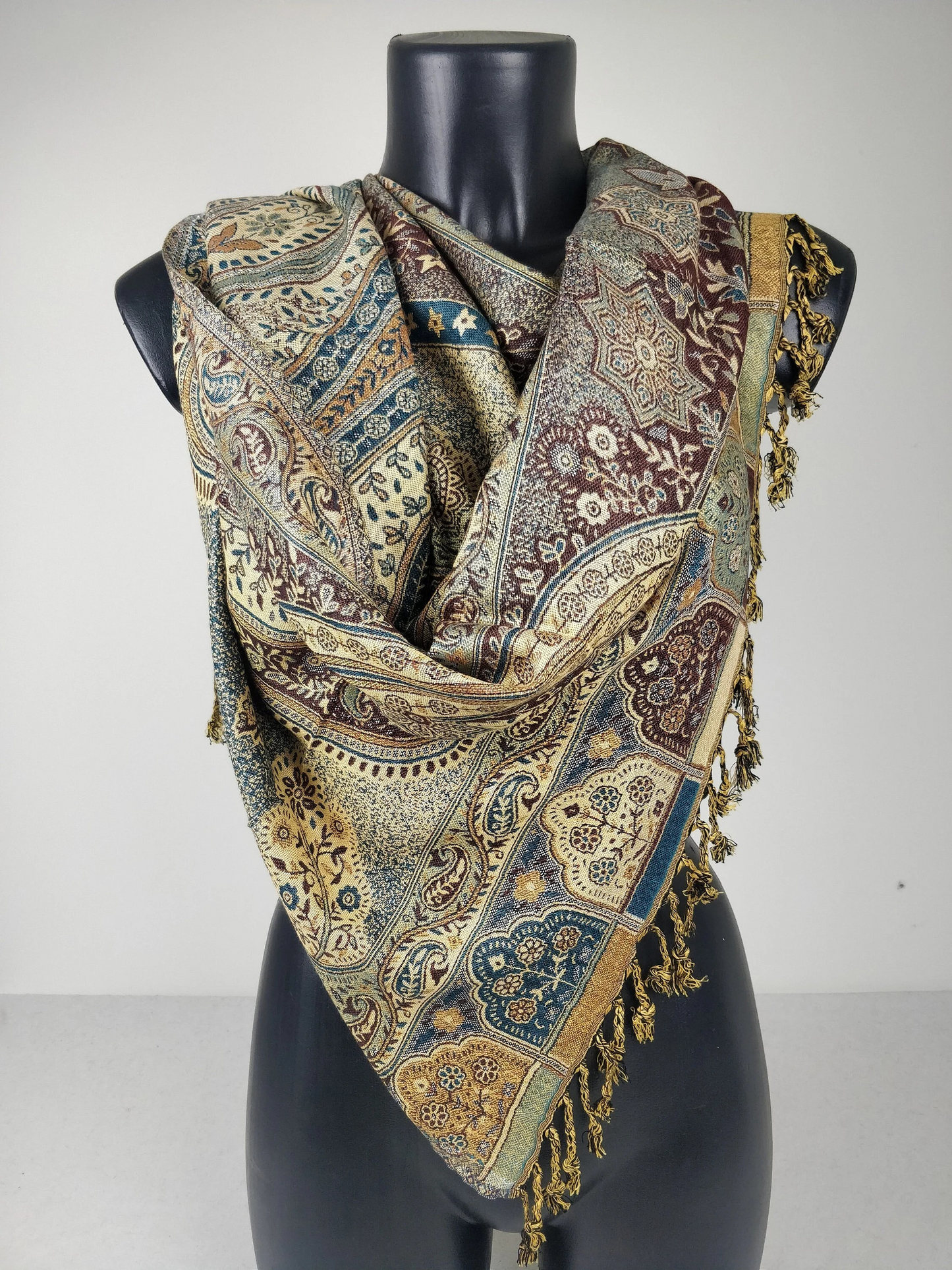 Pashmina vintage Hantra en viscose. Echarpe réversible aux motifs ethnique marron, bleu et crème.