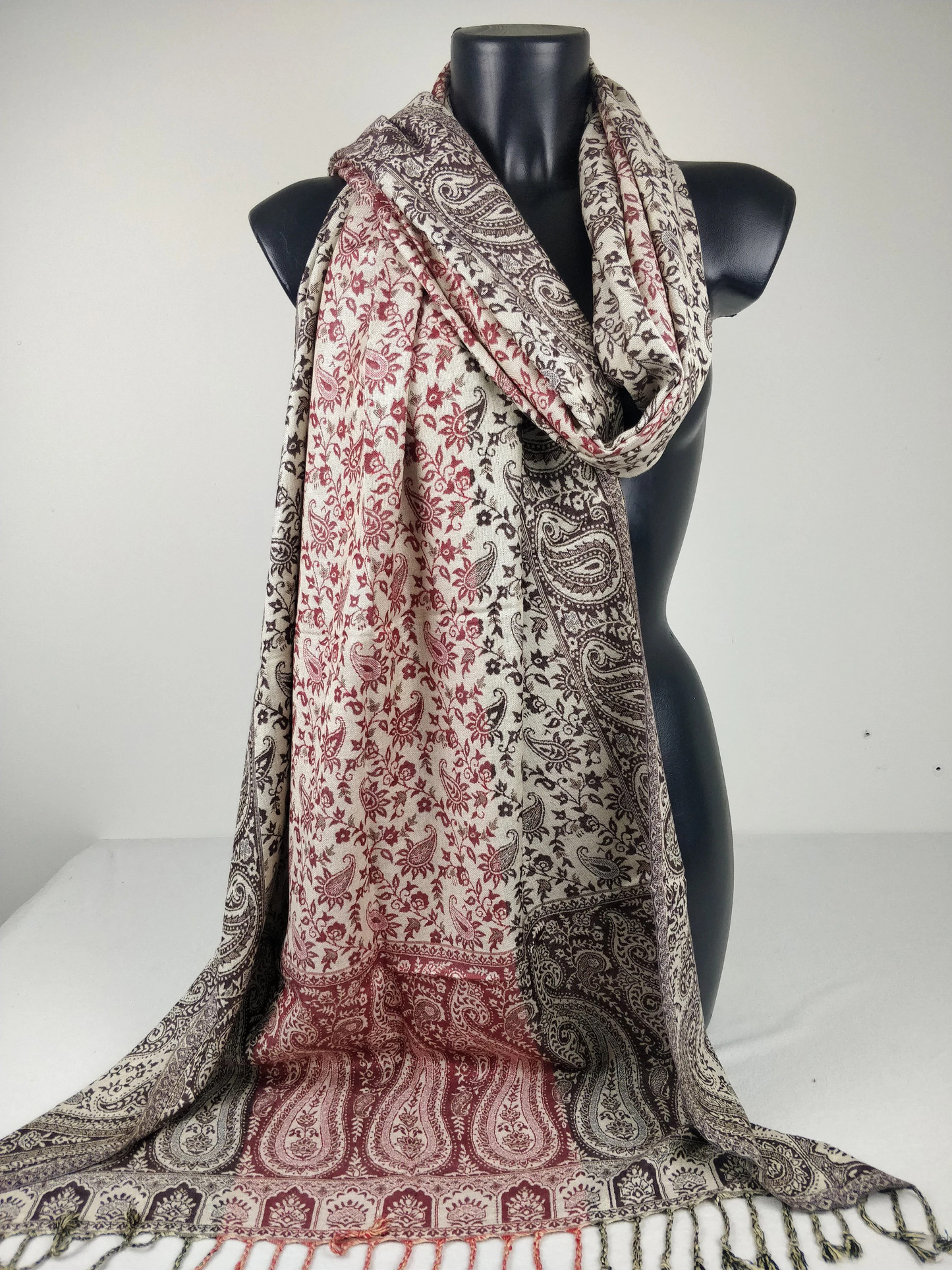 Mehrfarbiger Sankya Wende-Pashmina aus Viskose. Rotes und braunes Paisleymuster.