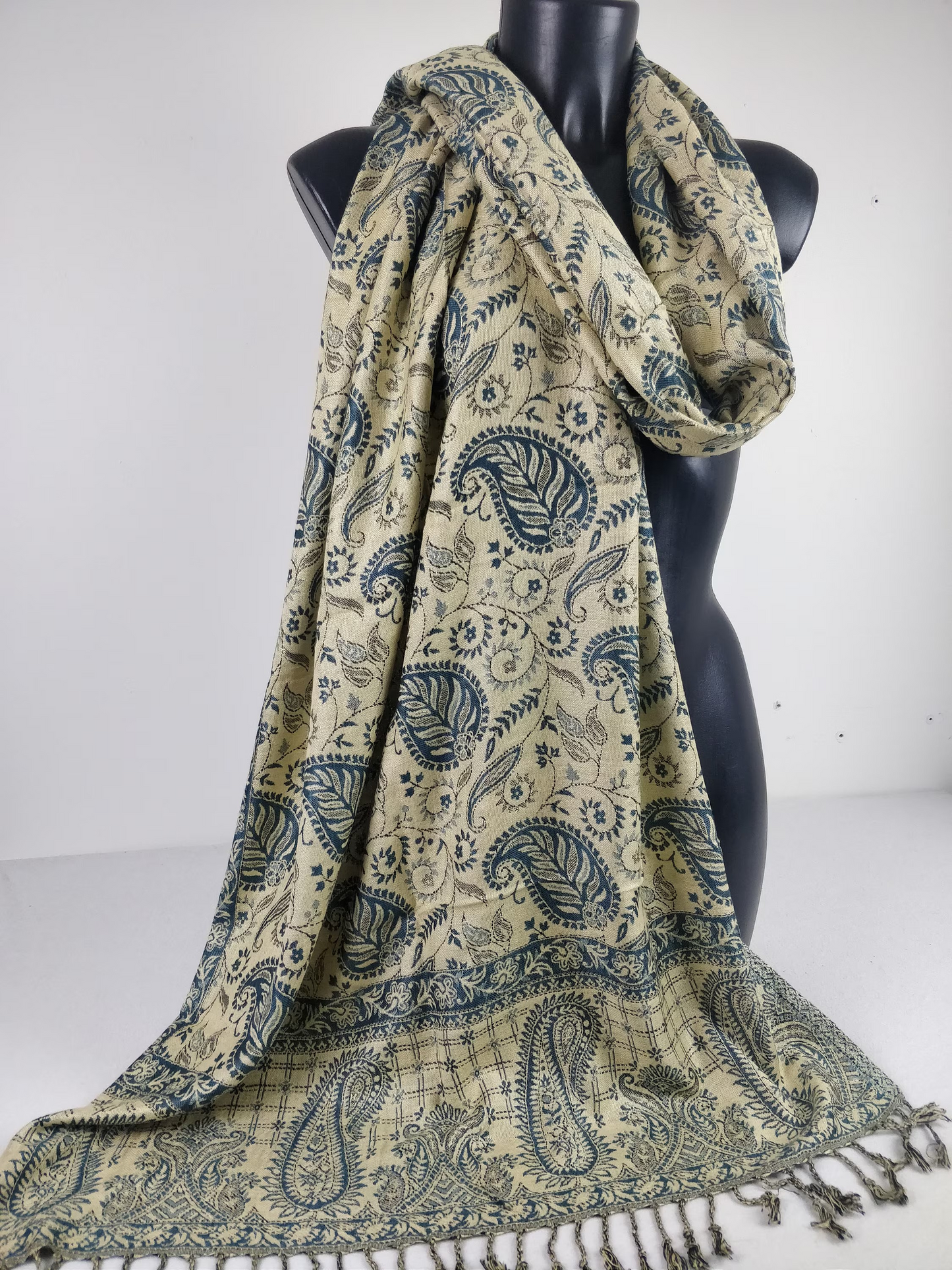 Pashmina Asoha réversible en viscose. Echarpe aux motifs paisley bleu et crème.