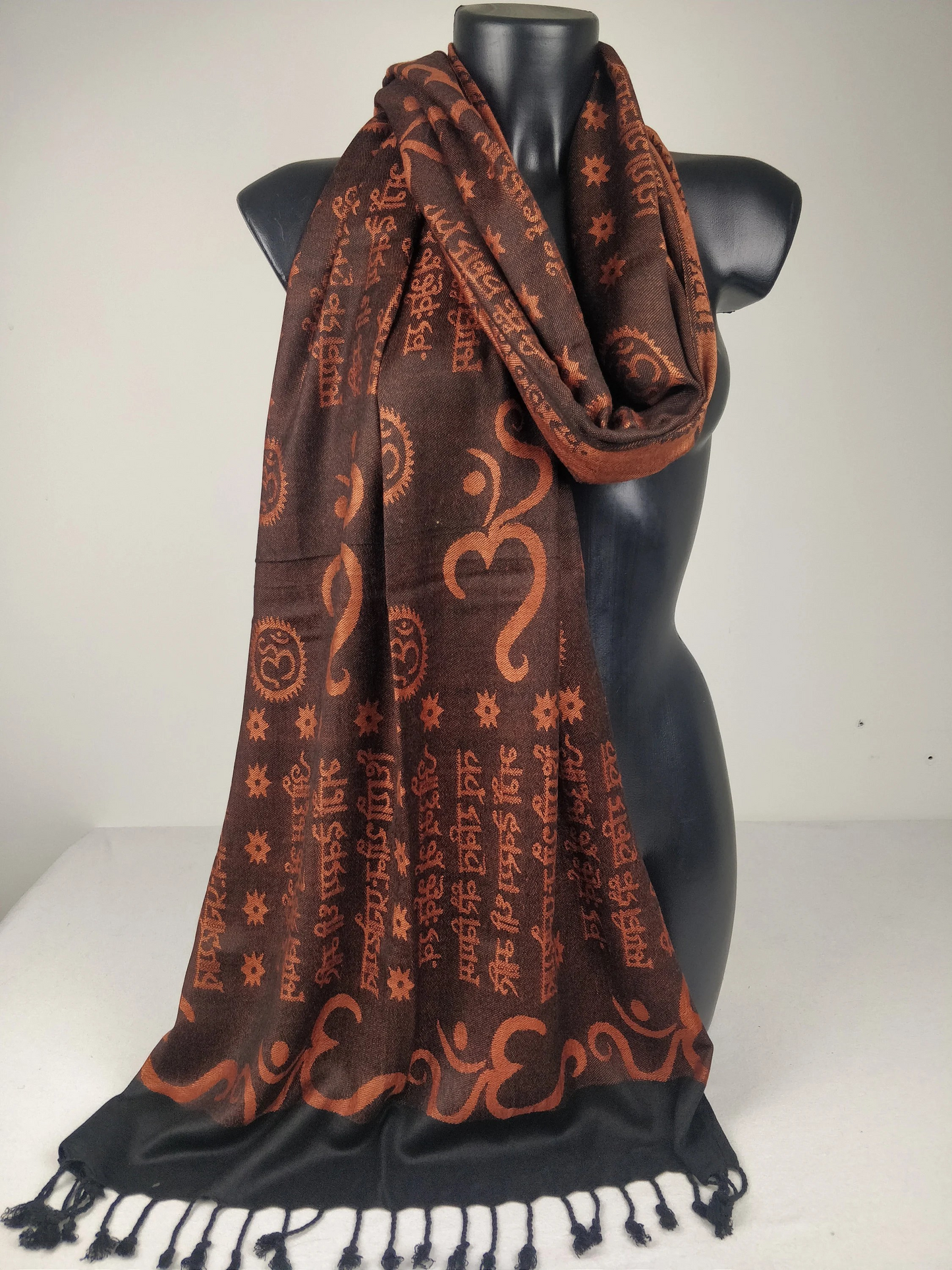 Wende-Pashmina Kharma aus Viskose. Blaue Ohm-Muster.