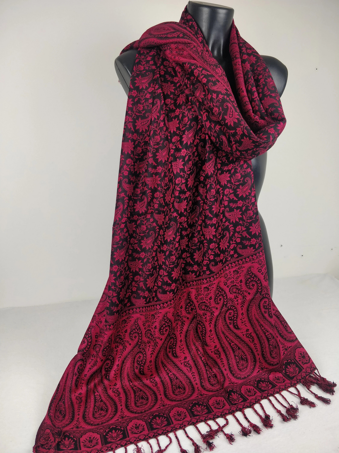 Pashmina en viscose réversible, avec motifs paisley noirs et rouges, idéal pour un look chic.