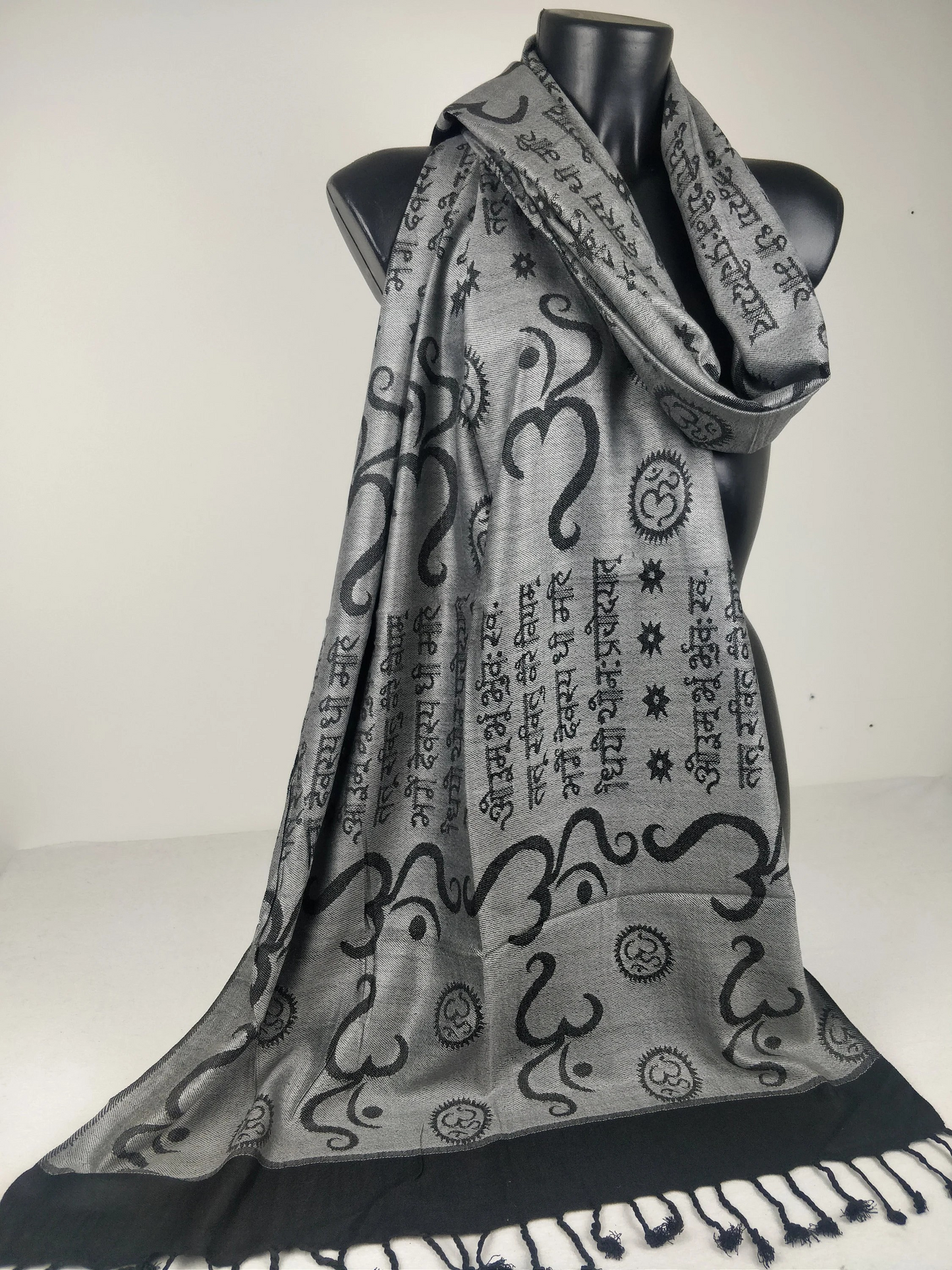 Pashmina Kharma réversible en viscose. Echarpe motifs ohm gris.