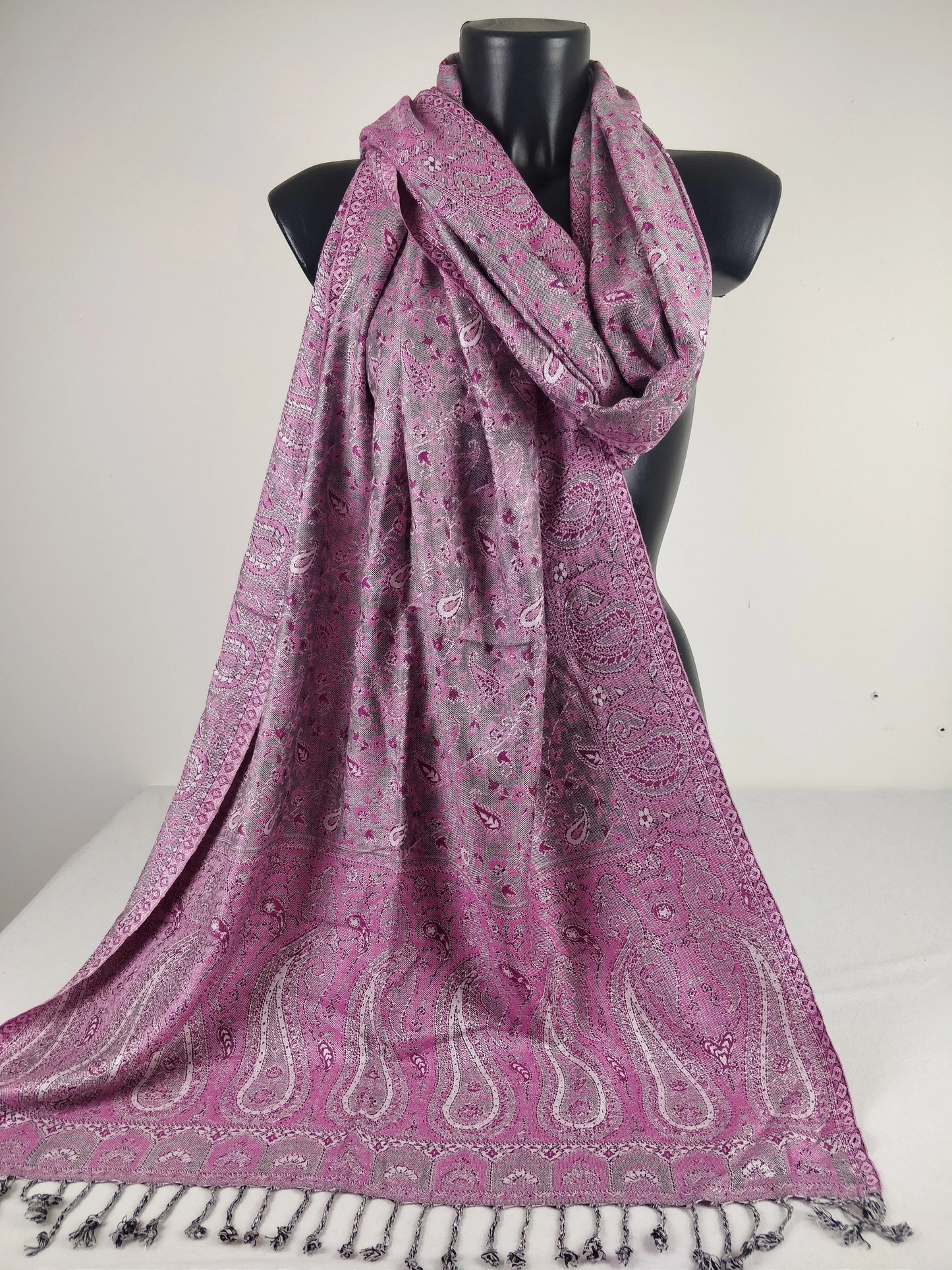 Pashmina Kheril réversible en viscose. Echarpe motifs paisley rose.