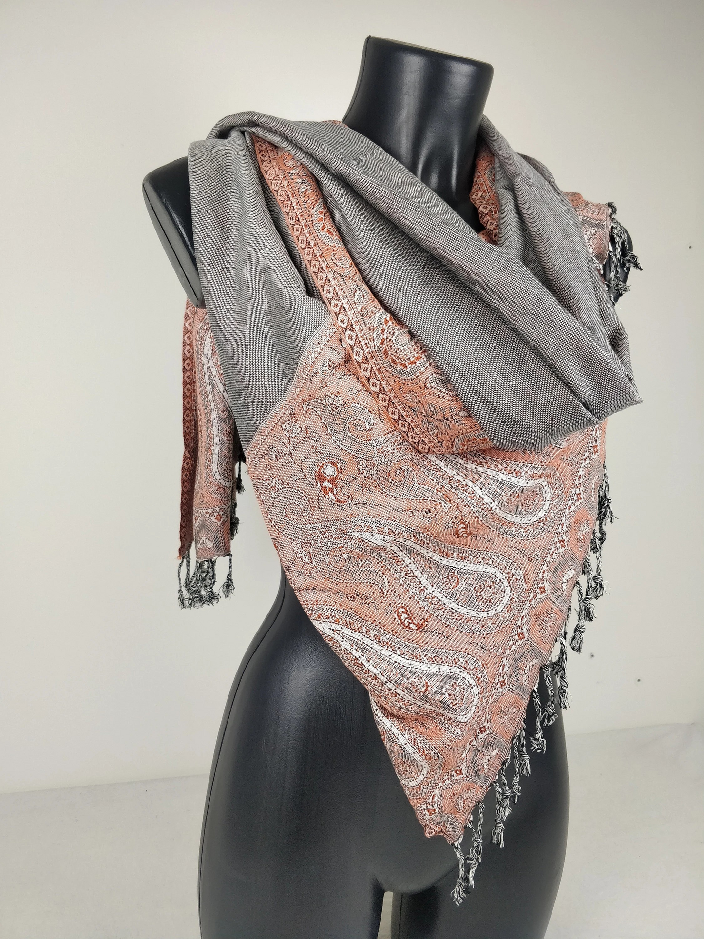 Pashmina Helak réversible en viscose. Echarpe motifs paisley saumon et gris.