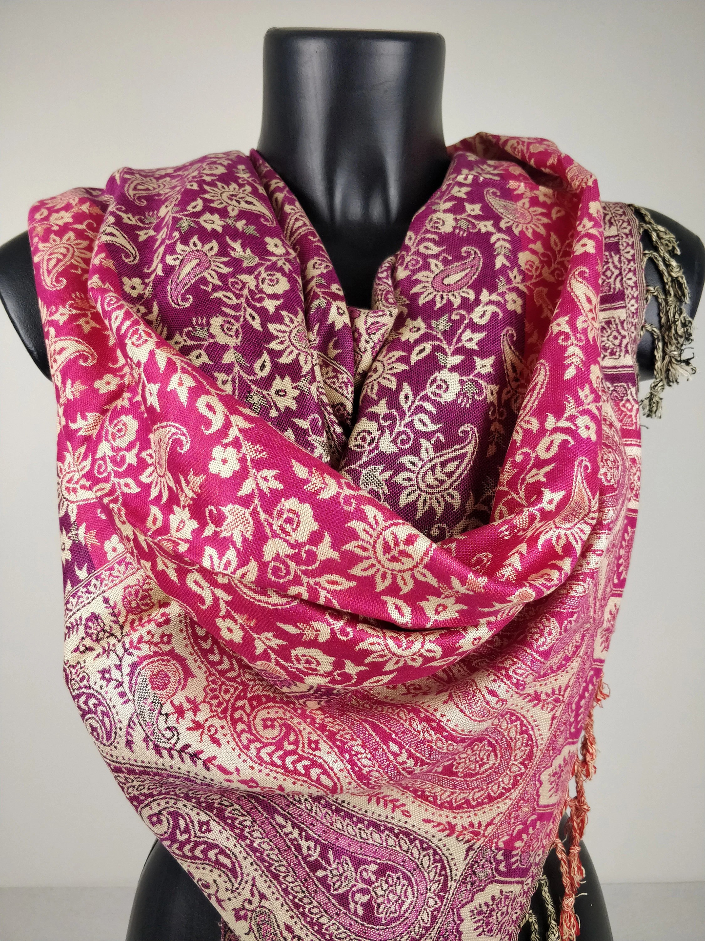 Mehrfarbiger Sankya Wende-Pashmina aus Viskose. Rosa und lila Paisley-Muster.