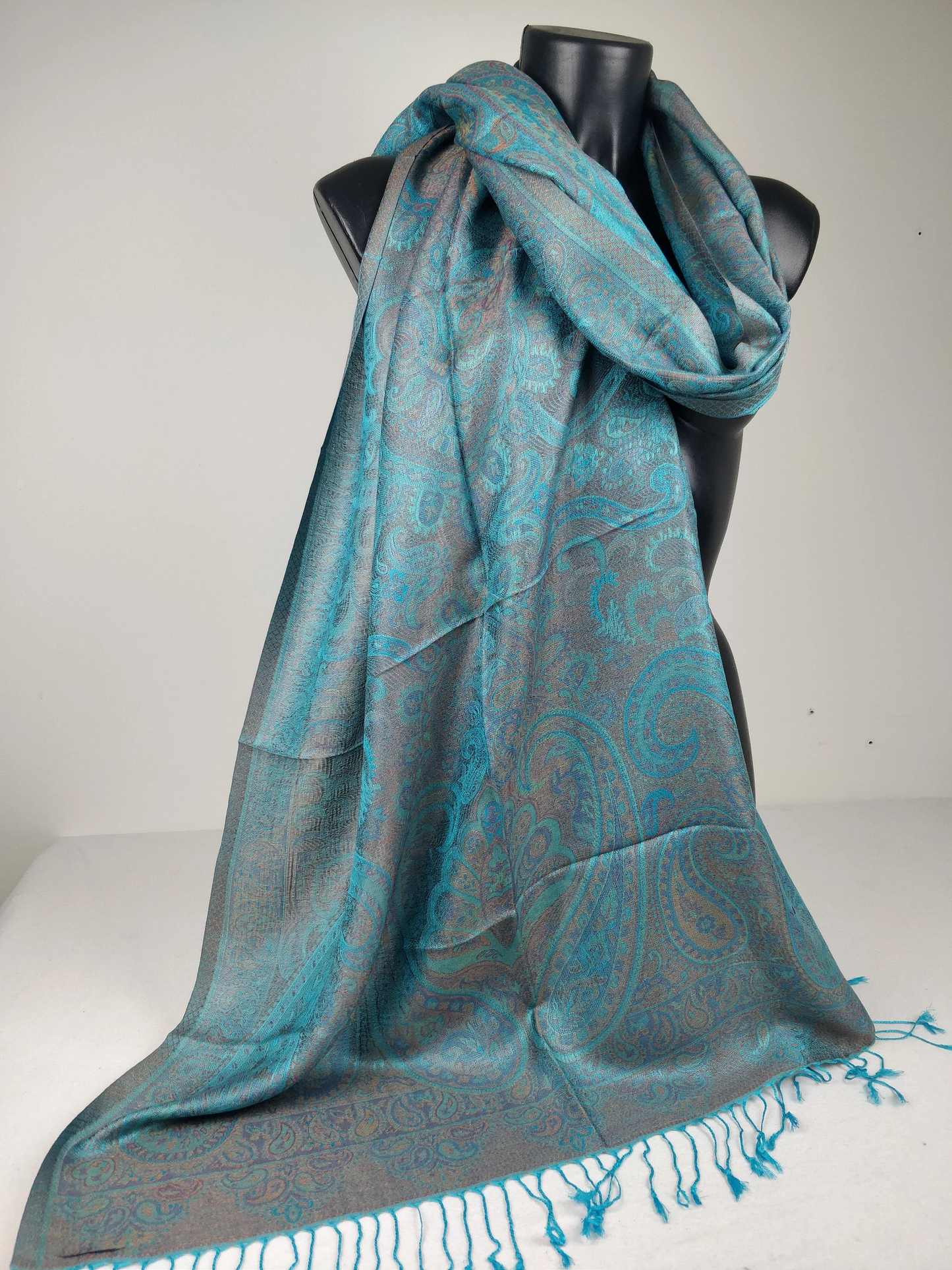 Pashmina Mangal réversible en modal / soie. Echarpe aux motifs paisley bleu turquois.