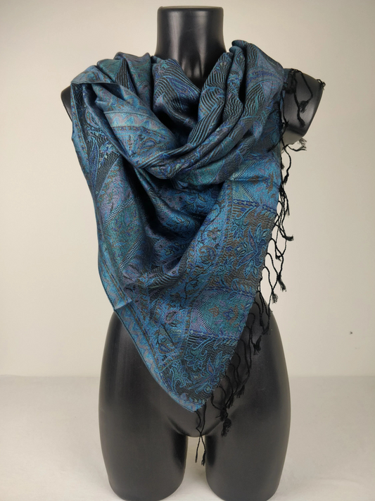 Wende-Mangal-Pashmina aus Modal/Seide. Schal mit blauen Paisleymustern.