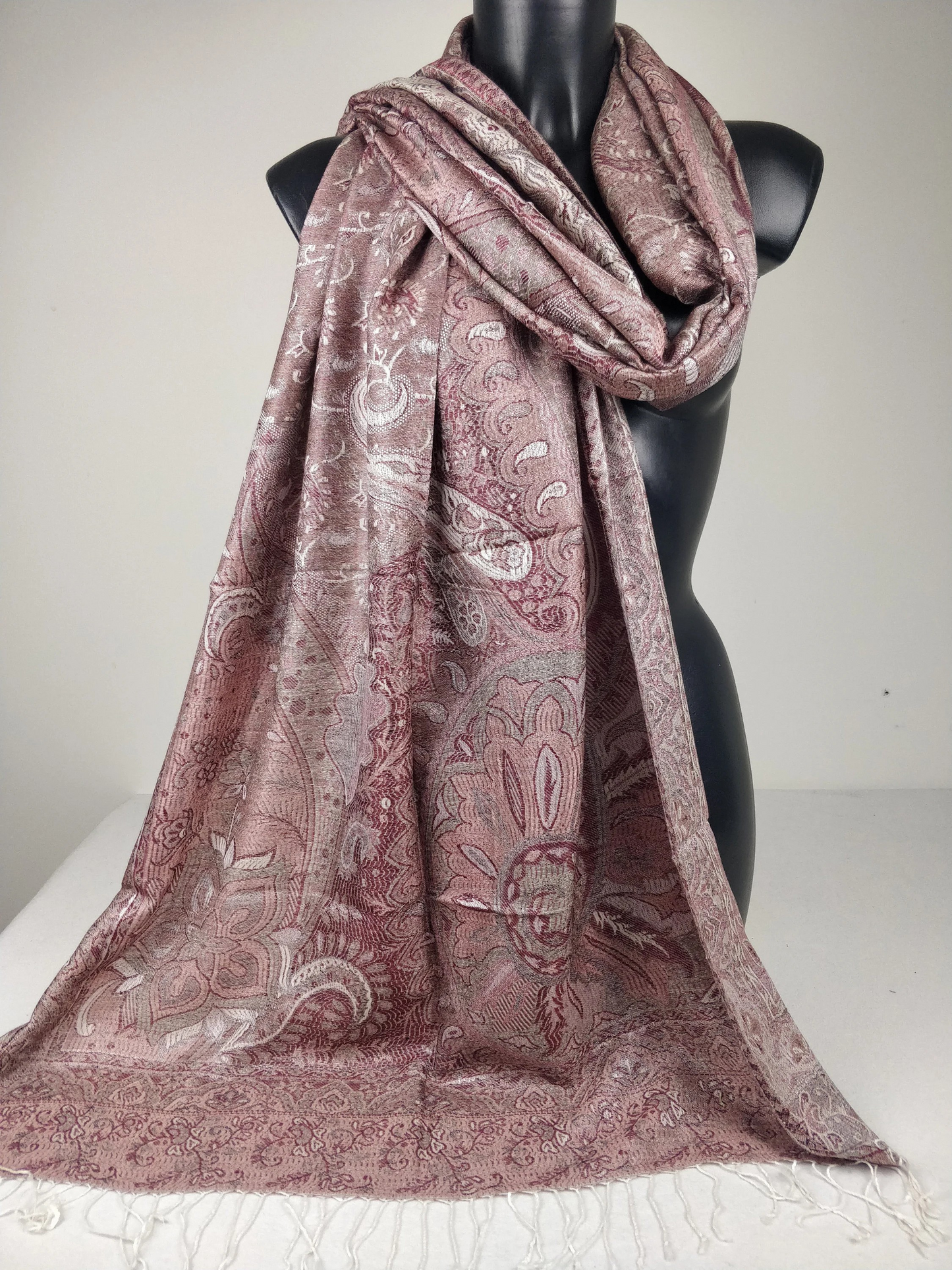 Pashmina Mangal réversible en modal / soie. Echarpe motif paisley rose et blanc.