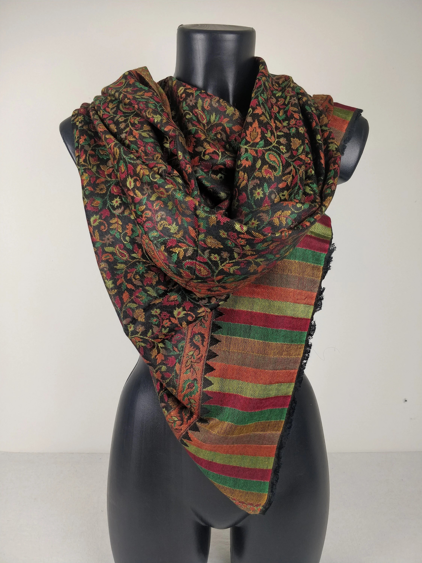 Pashmina Anjana réversible en modal. Echarpe motif paisley fleuri noir, vert, rouge et jaune.