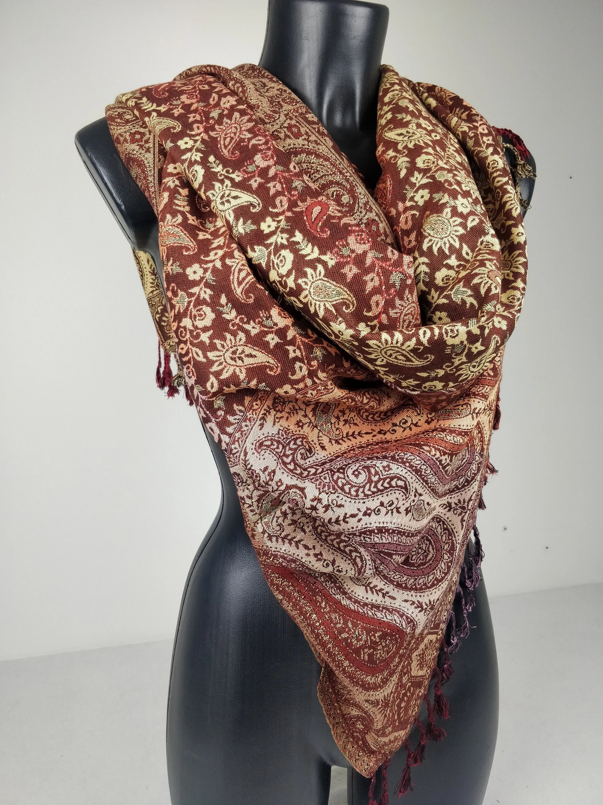 Pashmina réversible en viscose avec motifs paisley marron, parfait pour toutes les occasions