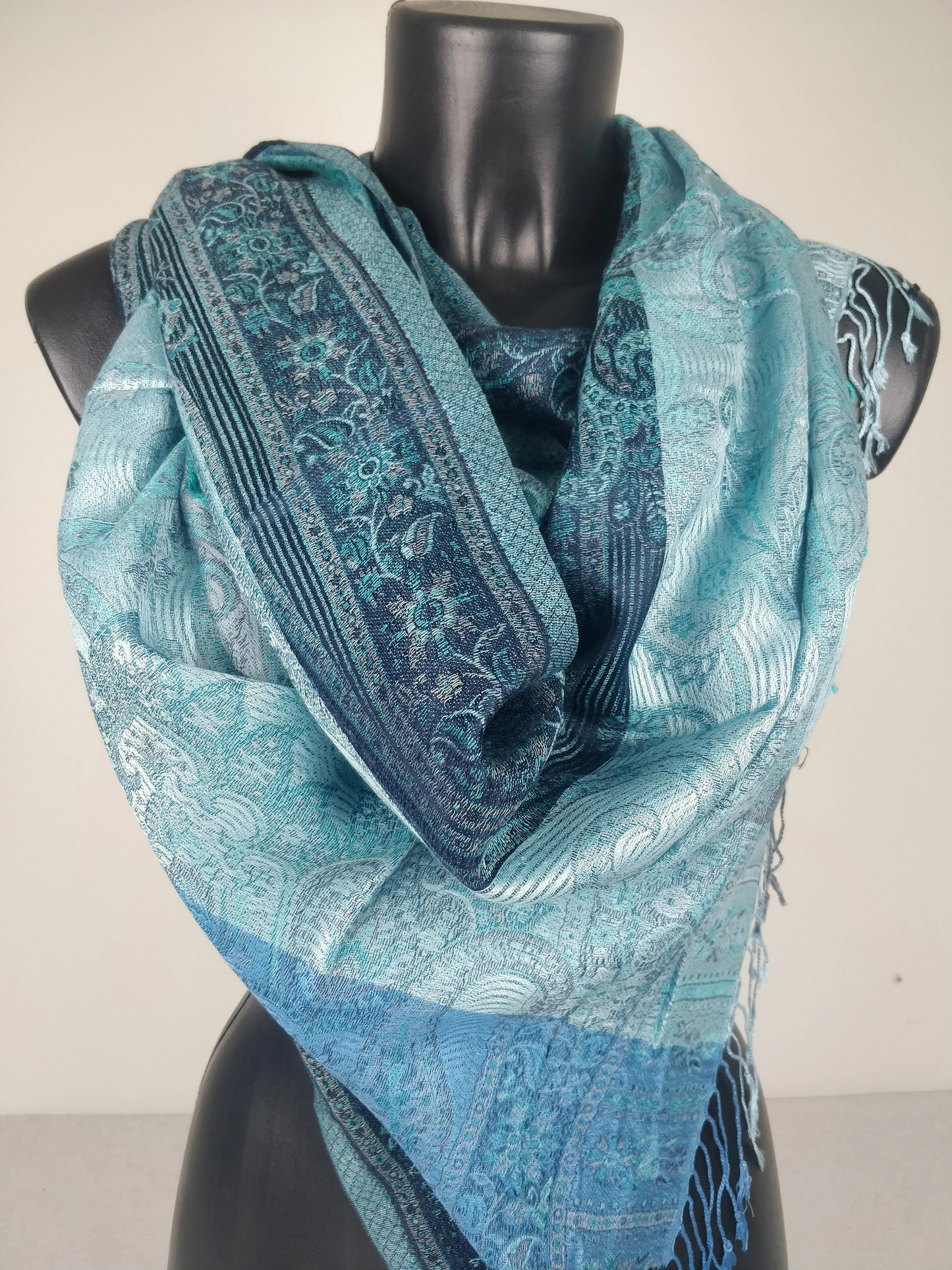 Pashmina Mangal réversible en modal / soie. Echarpe aux motifs paisley bleu.