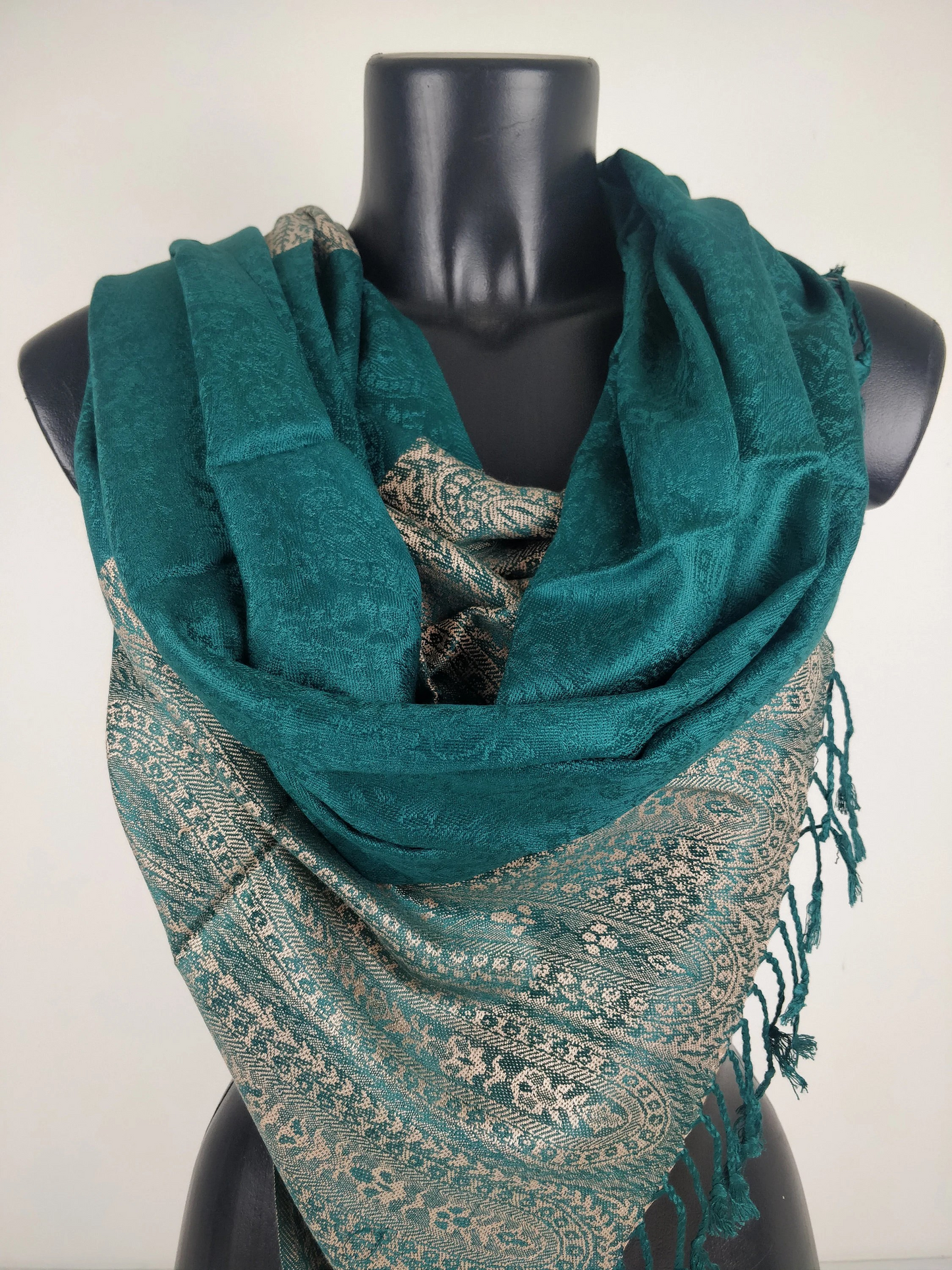 Zweifarbiger Vaisana-Pashmina aus Viskose. Braunes Paisley-Muster.