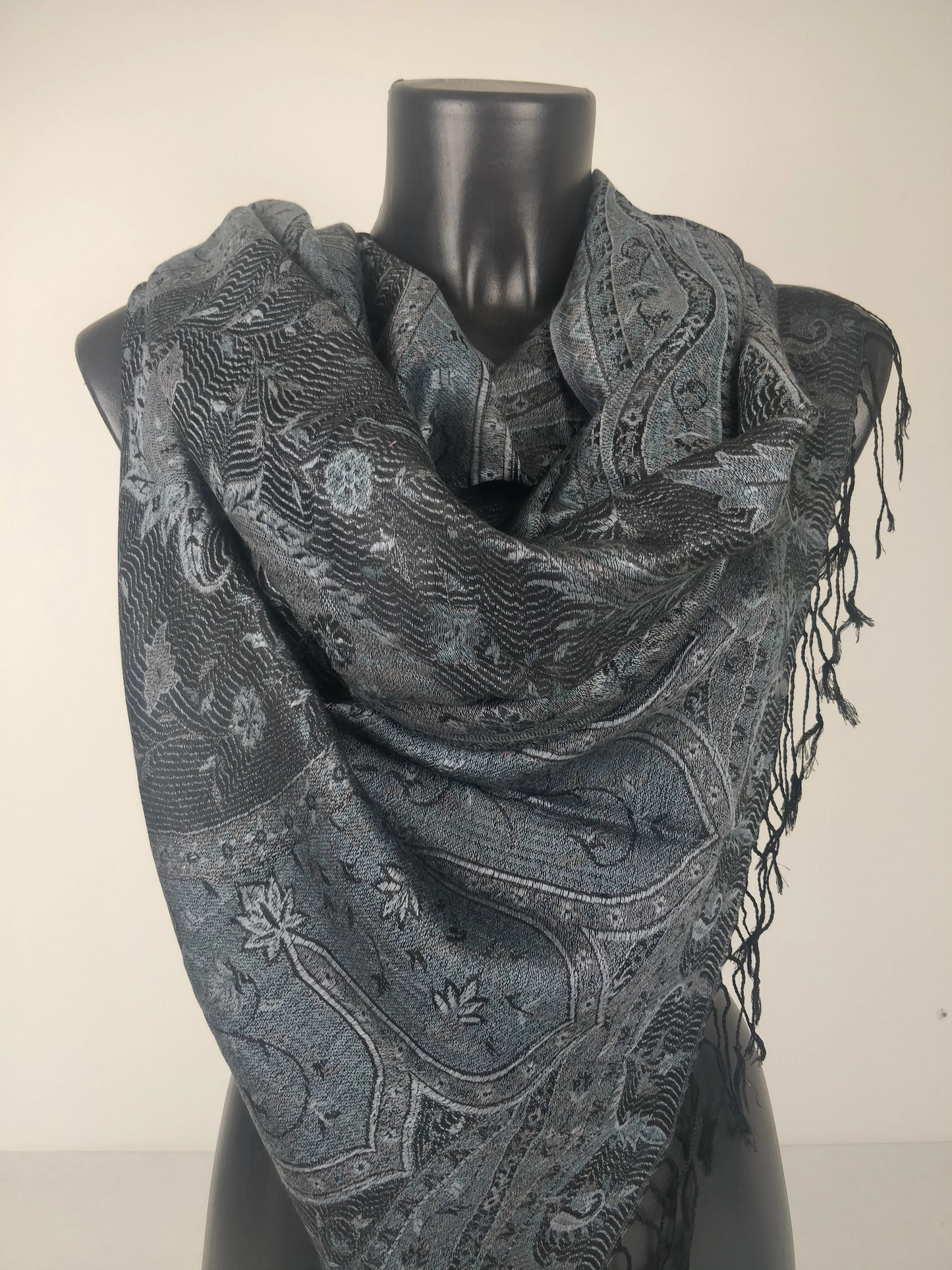 Wende-Mangal-Pashmina aus Modal/Seide. Schwarzes Paisley-Muster.