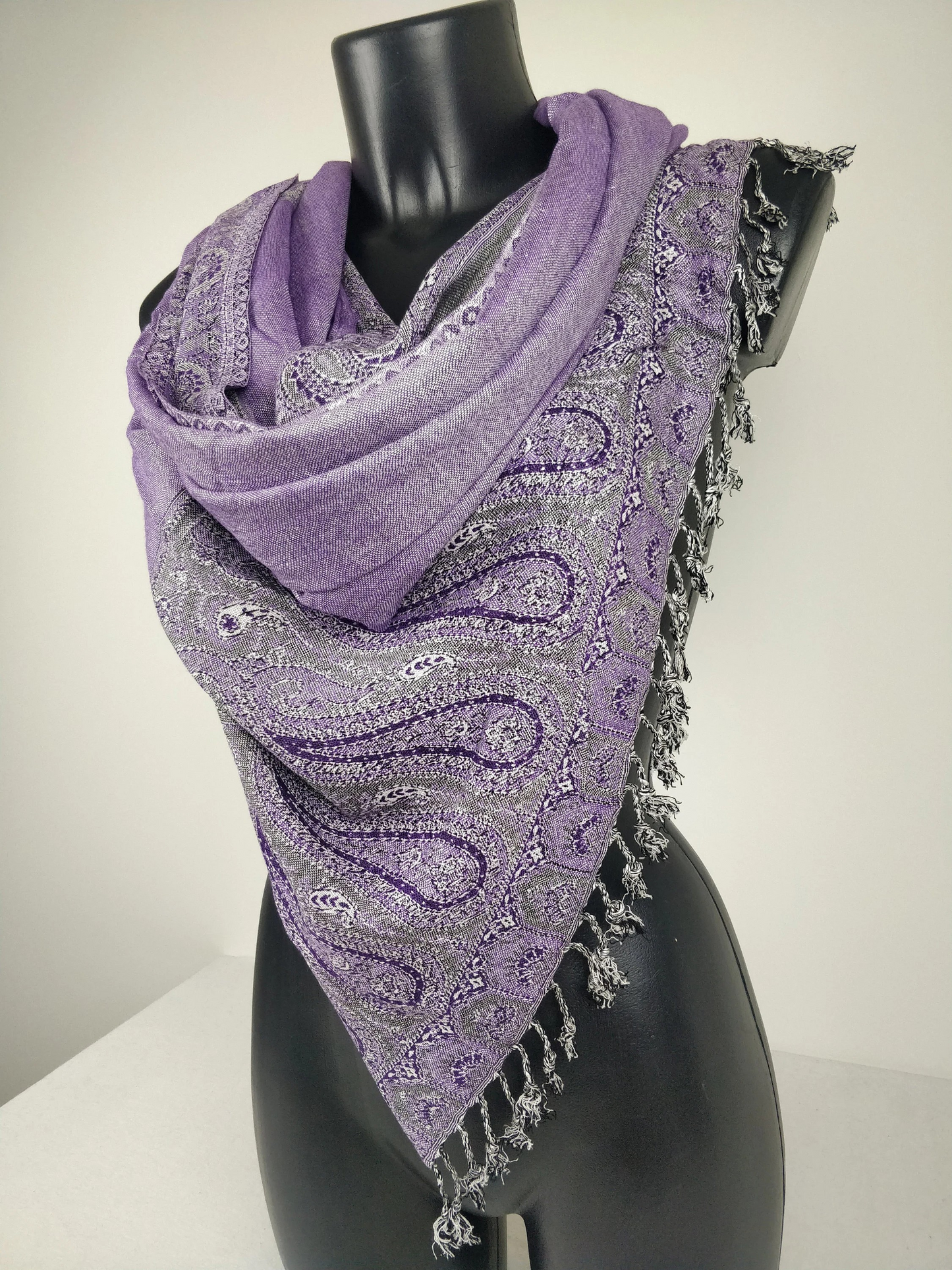 Pashmina Helak réversible en viscose. Echarpe motifs paisley violet et gris.