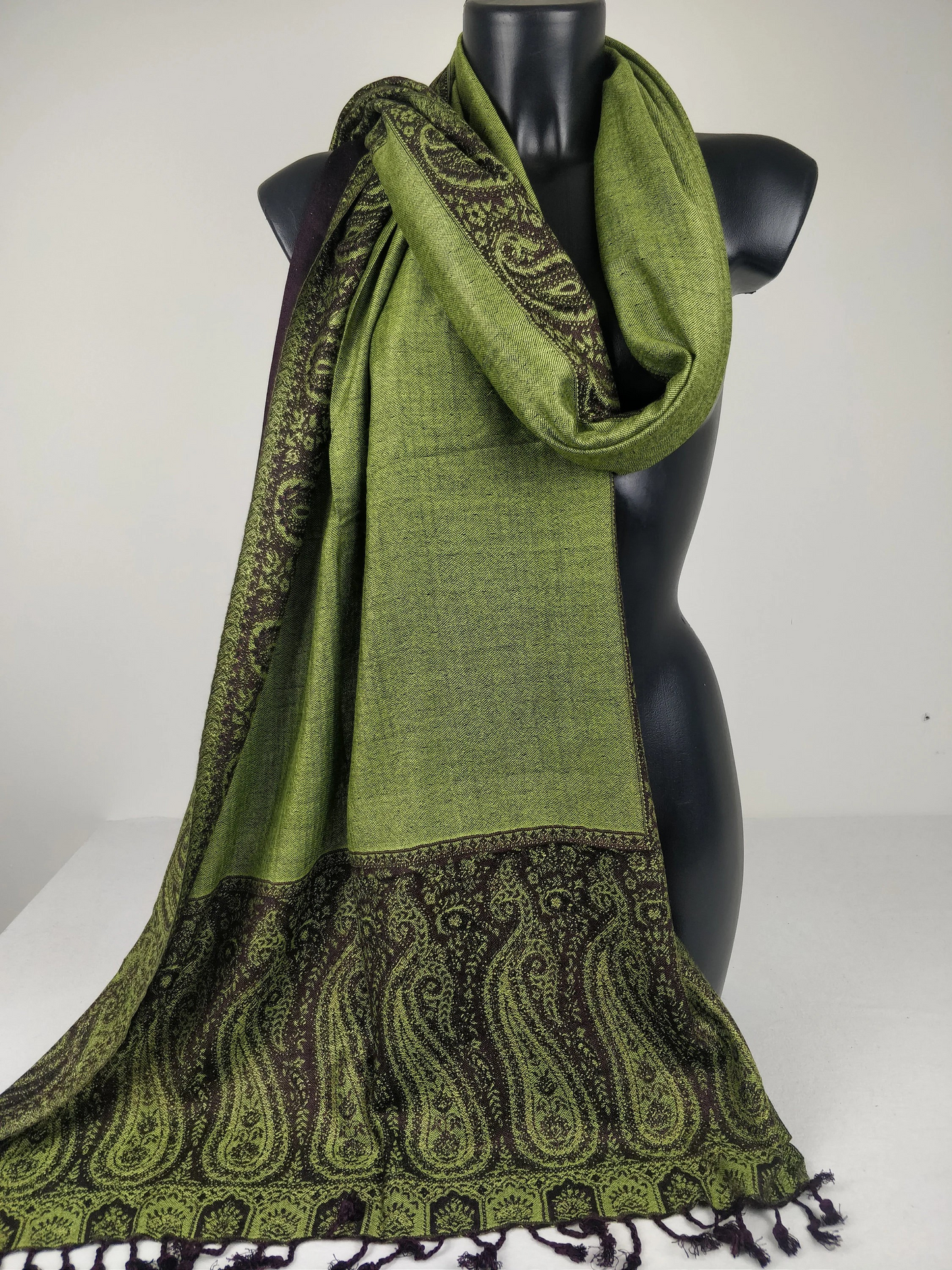 Pashmina Helak réversible en viscose. Echarpe motifs paisley marron et vert.