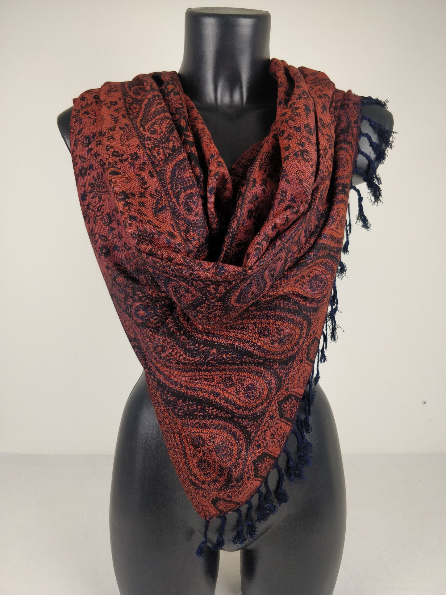 Sankya Wende-Pashmina aus Viskose. Braunes Paisley-Muster.