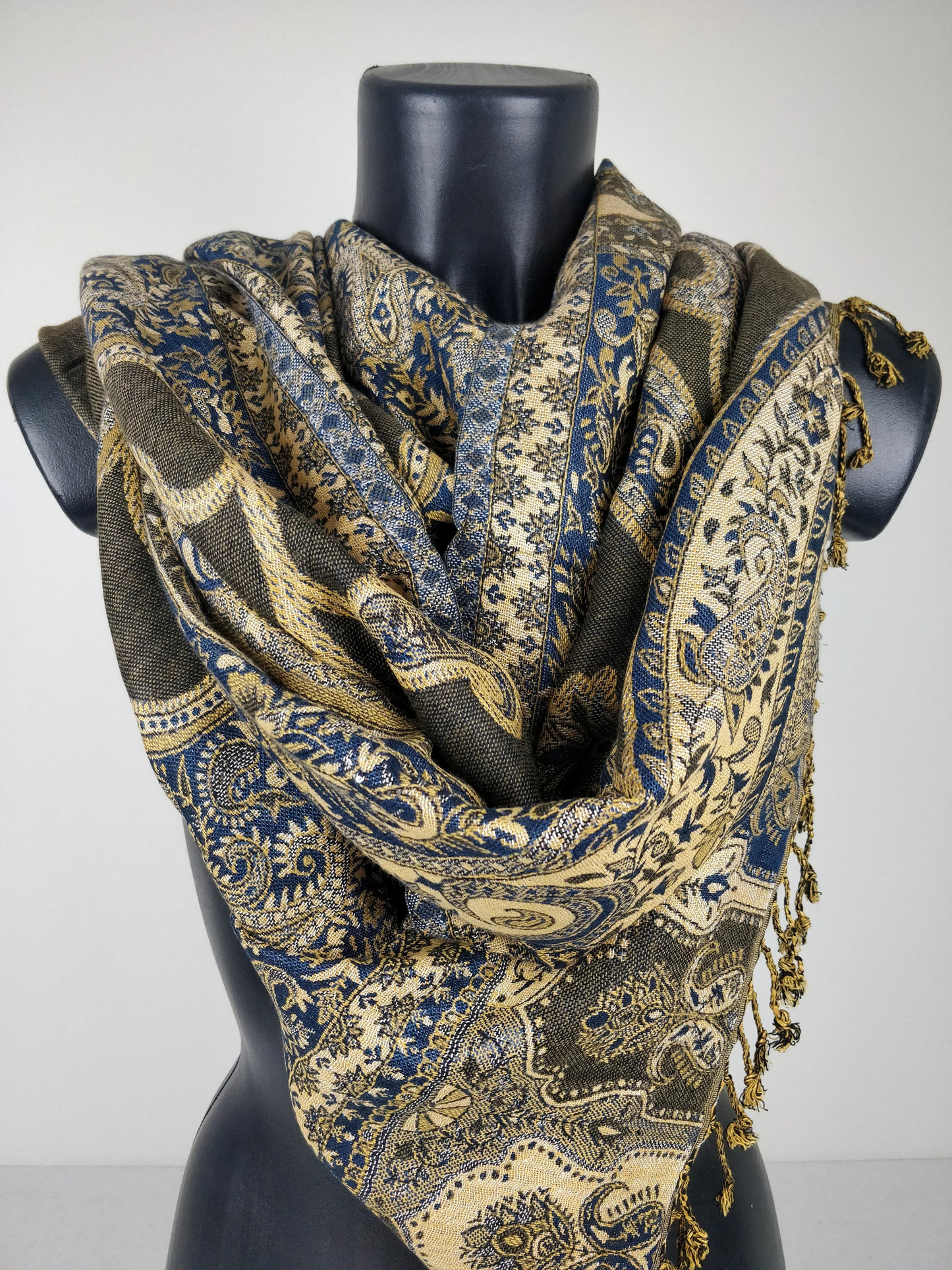 Pashmina vintage Hantra en viscose. Echarpe réversible aux motifs ethnique marron, bleu et crème. (Copie)