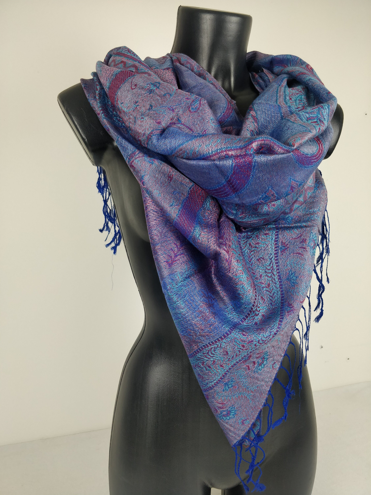 Pashmina Mangal réversible en modal / soie. Echarpe motif paisley bleu.