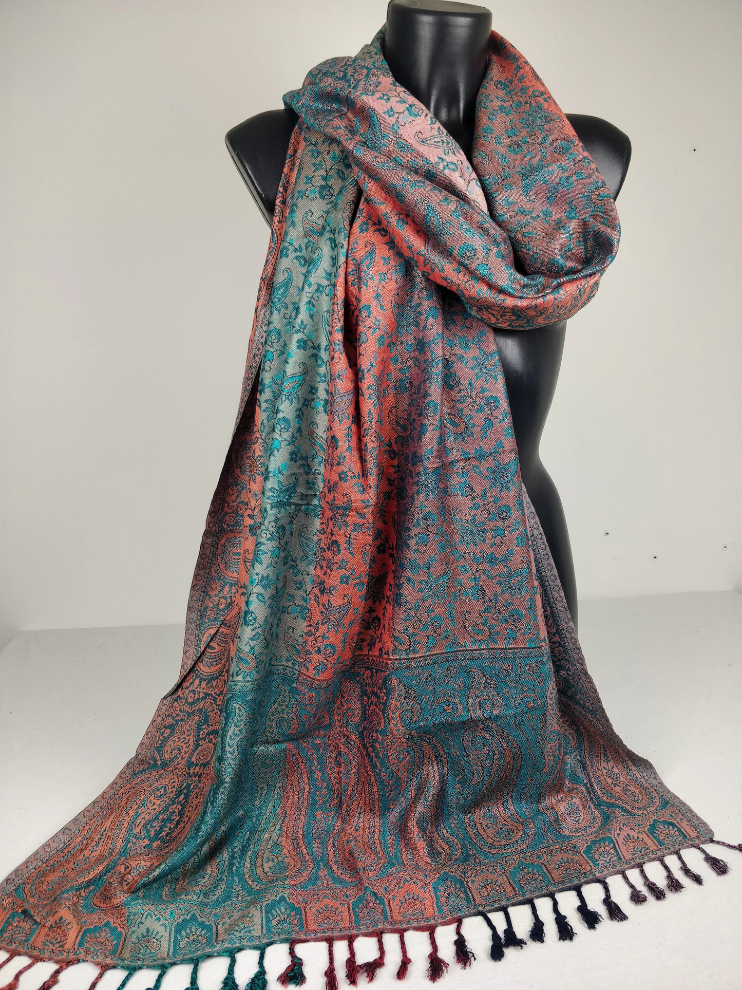 Mehrfarbiger Sankya Wende-Pashmina aus Viskose. Blaues und lachsfarbenes Paisley-Muster.