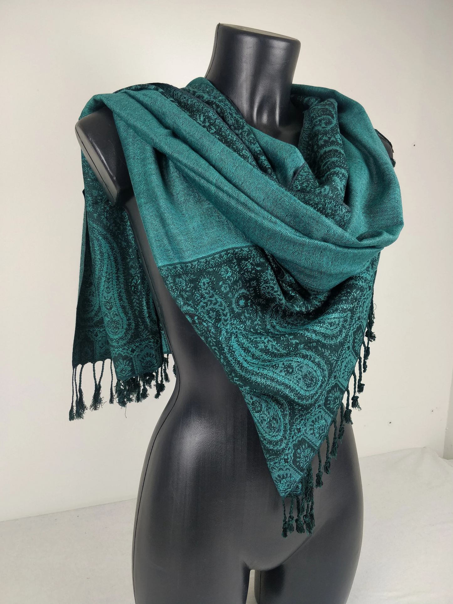 Pashmina Helak réversible en viscose. Echarpe motifs paisley vert.