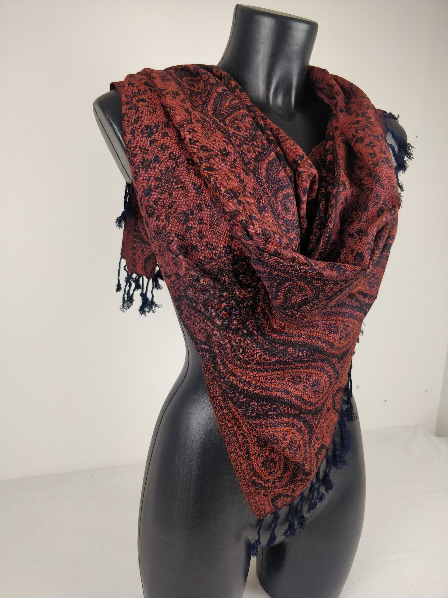 Sankya Wende-Pashmina aus Viskose. Braunes Paisley-Muster.