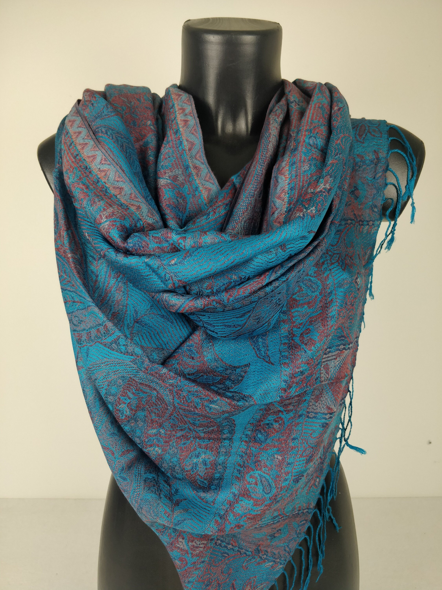 Pashmina Mangal réversible en modal / soie. Echarpe aux motifs paisley bleu.