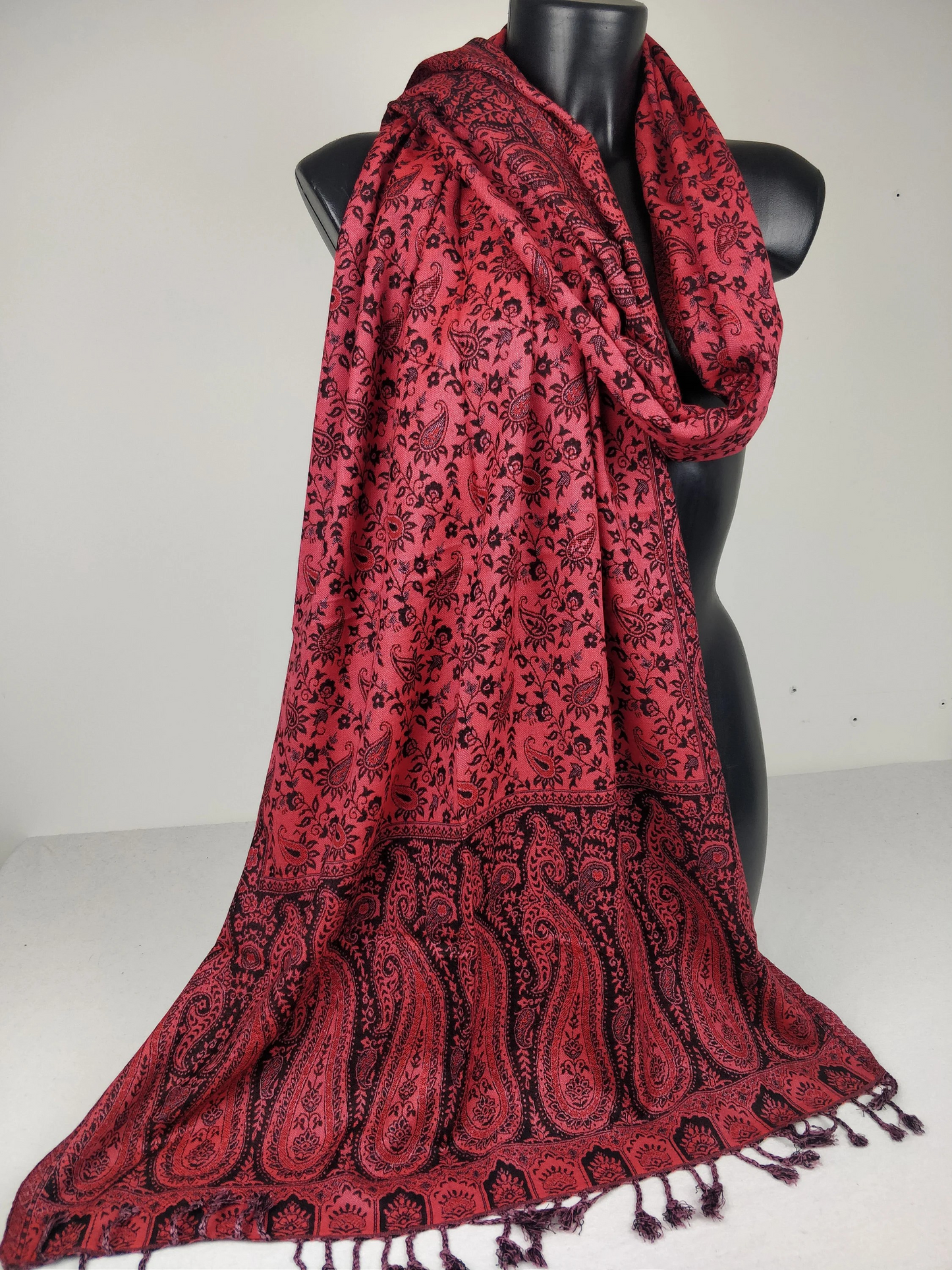 Sankya Wende-Pashmina aus Viskose. Schwarz-rosa Paisley-Muster.