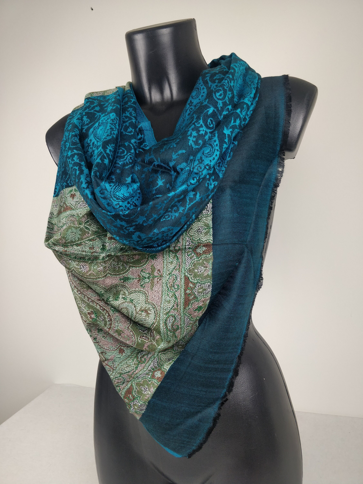 Wende-Pashmina Rudra aus Modal. Blaues Paisley-Muster