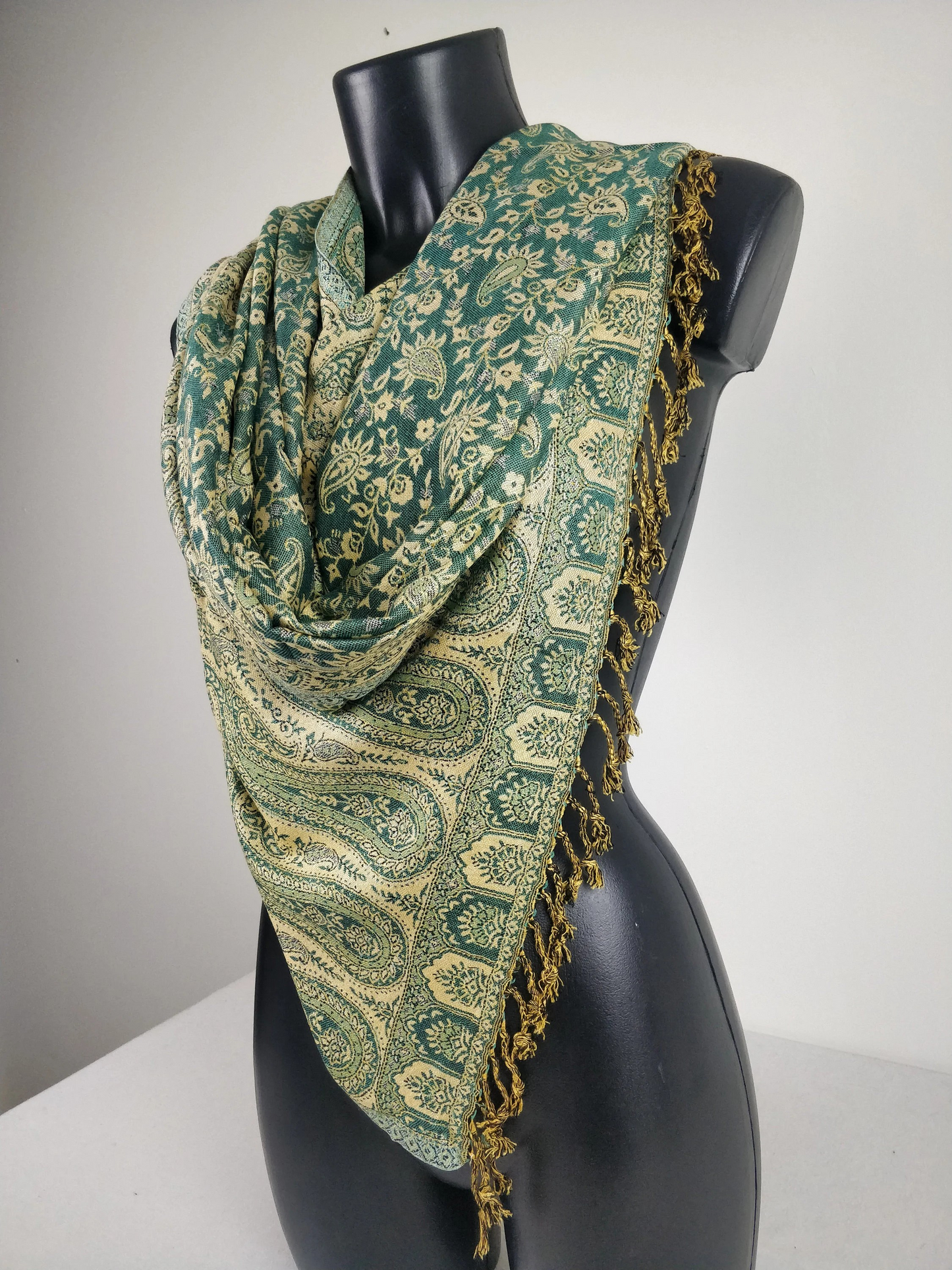 Pashmina réversible Sankya en viscose. Echarpe motif paisley bleu.