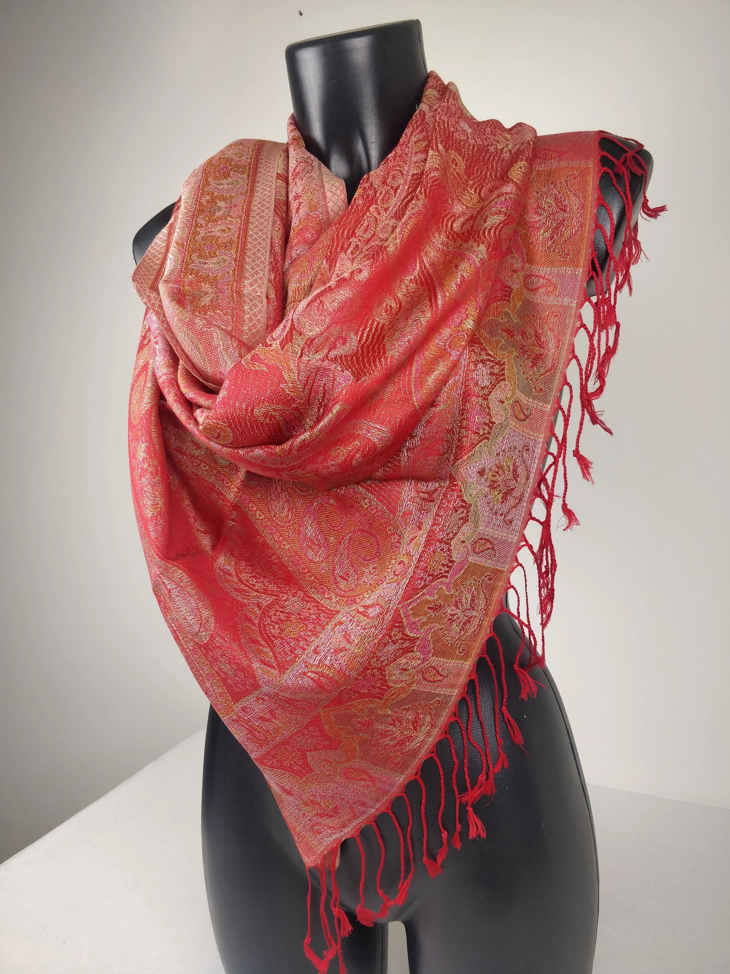 Wende-Mangal-Pashmina aus Modal/Seide. Rotes und grünes Paisley-Muster.