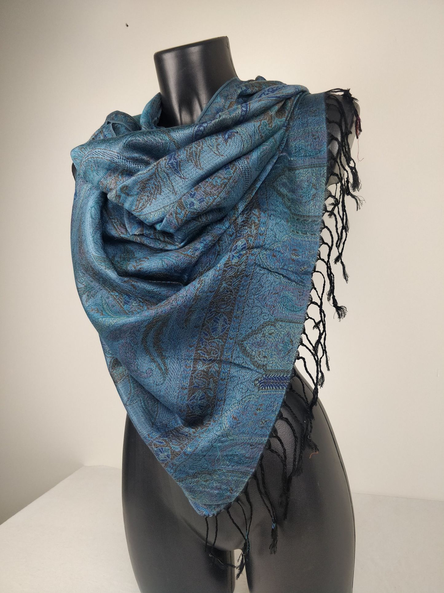 Wende-Mangal-Pashmina aus Modal/Seide. Schwarzes, blaues und lila Paisley-Muster.