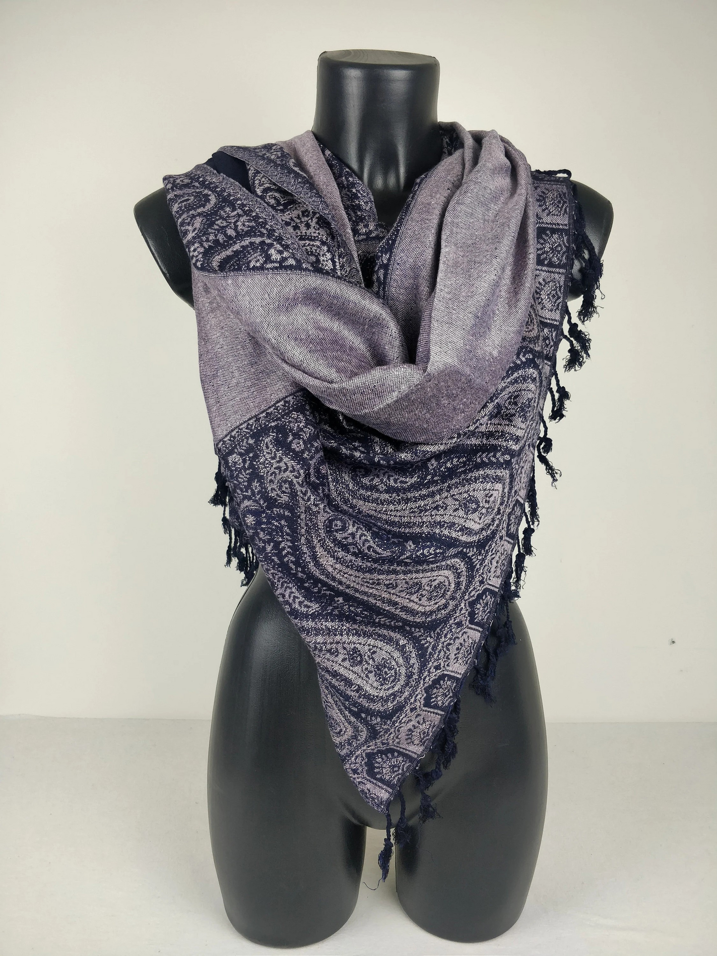 Pashmina Helak réversible en viscose. Echarpe motifs paisley bleu marine