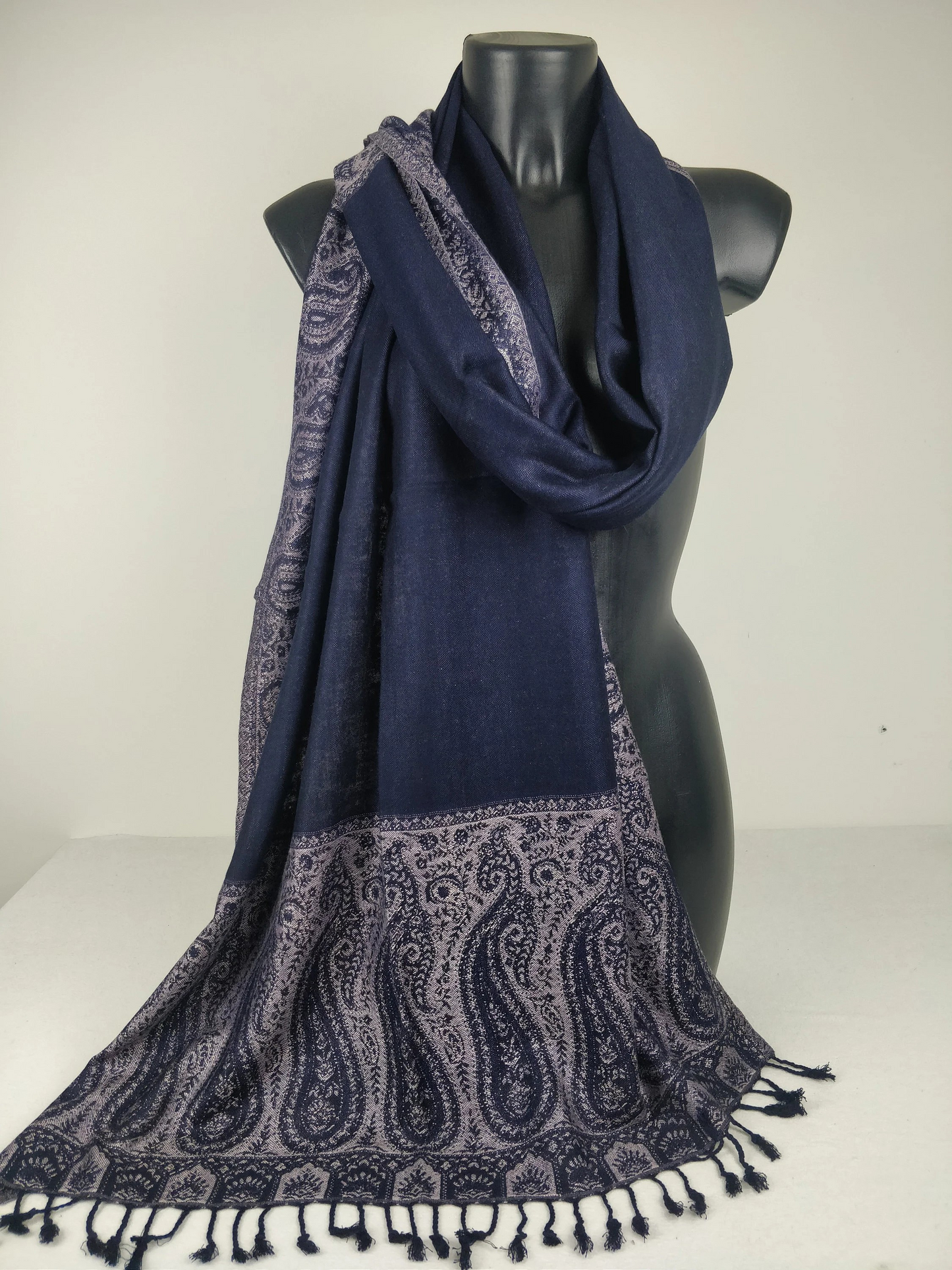 Pashmina Helak réversible en viscose. Echarpe motifs paisley bleu marine