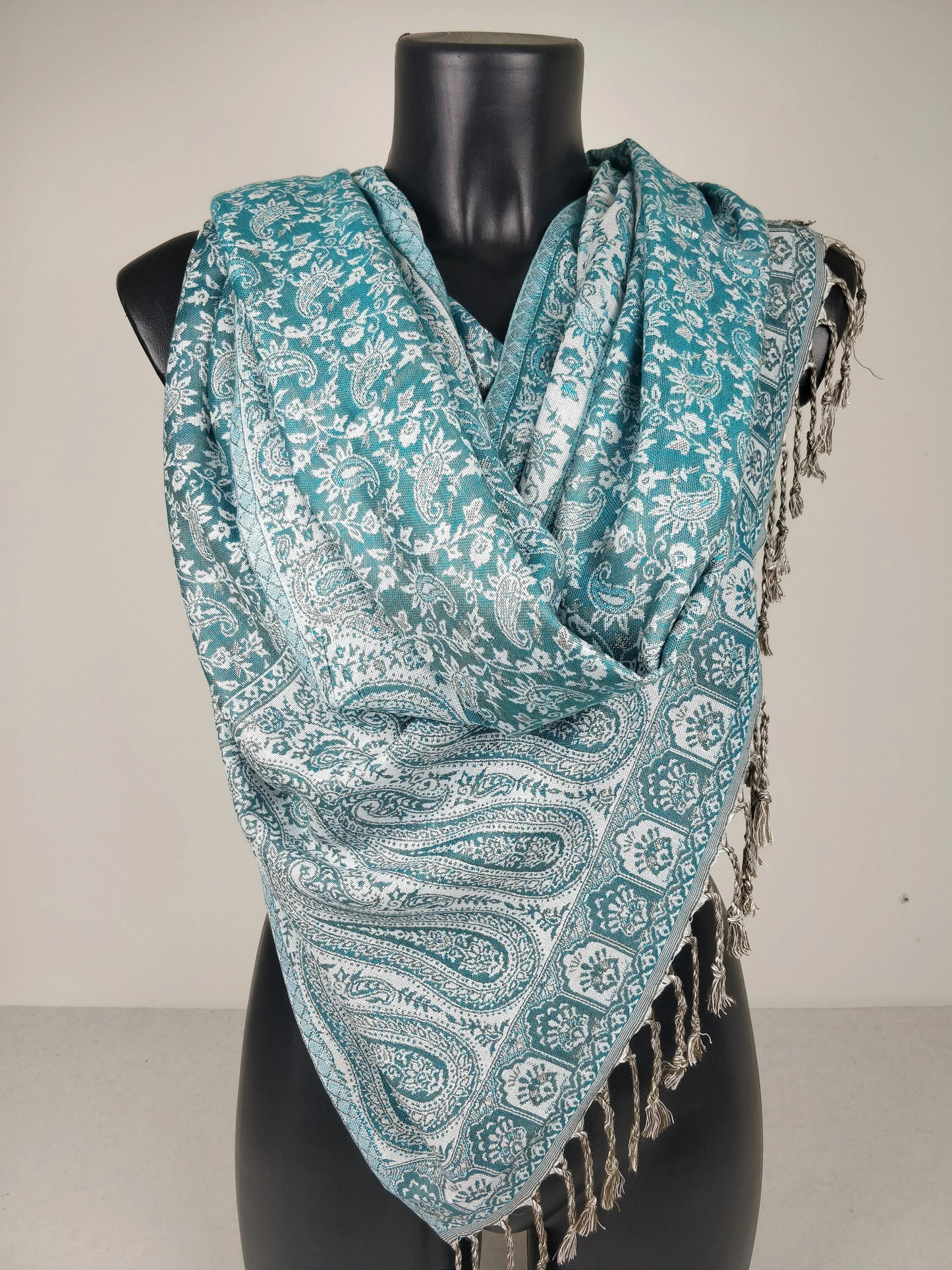 Pashmina réversible Sankya en viscose. Echarpe motif paisley bleue et blanc.