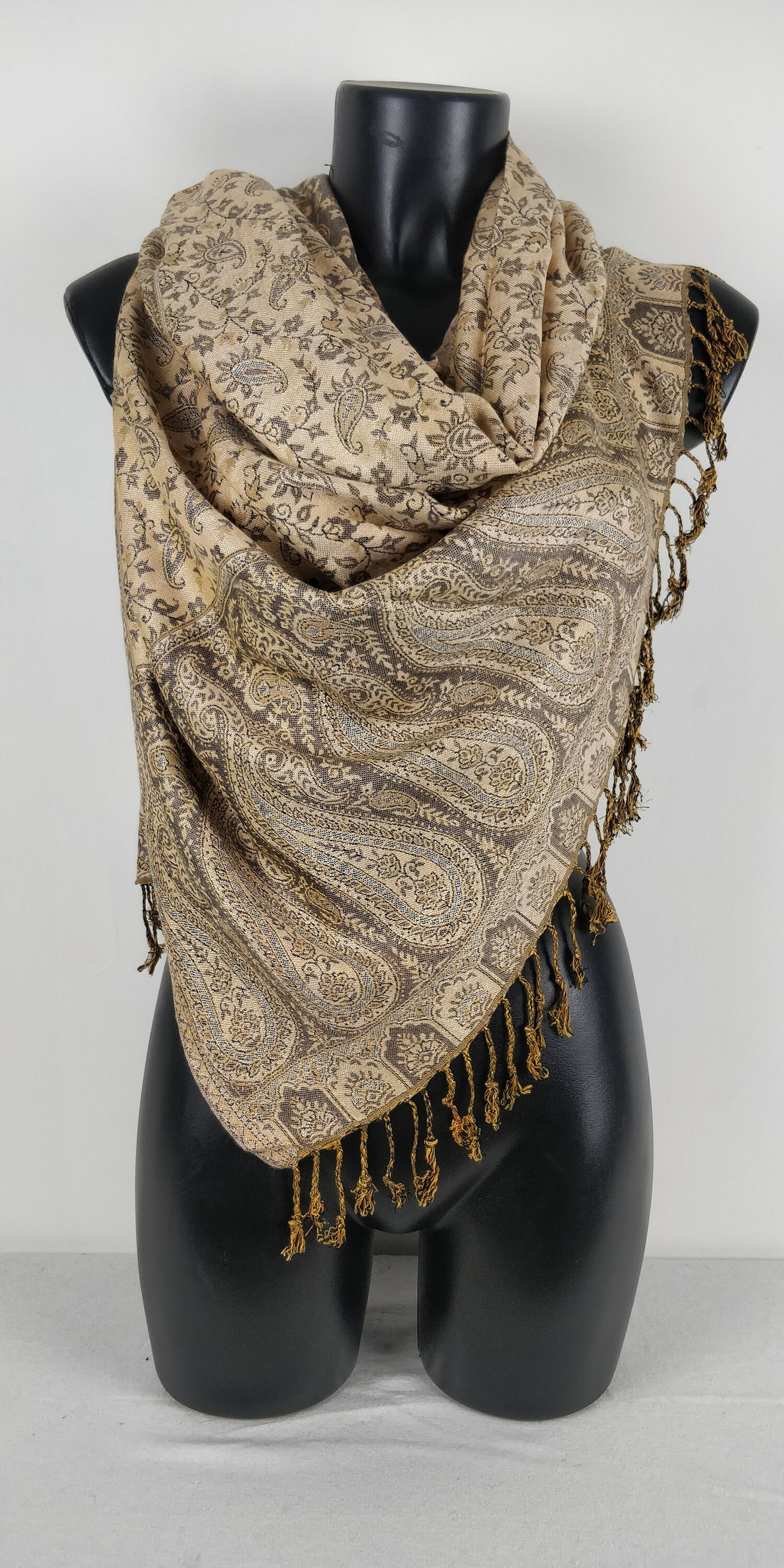 Pashmina réversible Sankya en viscose. Echarpe aux motifs paisley marron et blanc.